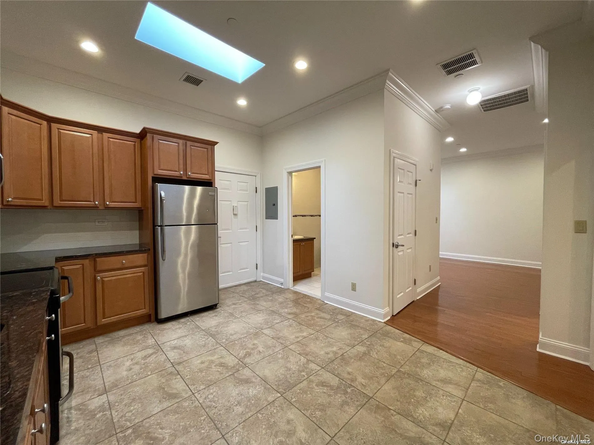 10' Ceilings & Skylight 10' Ceilings & Skylight