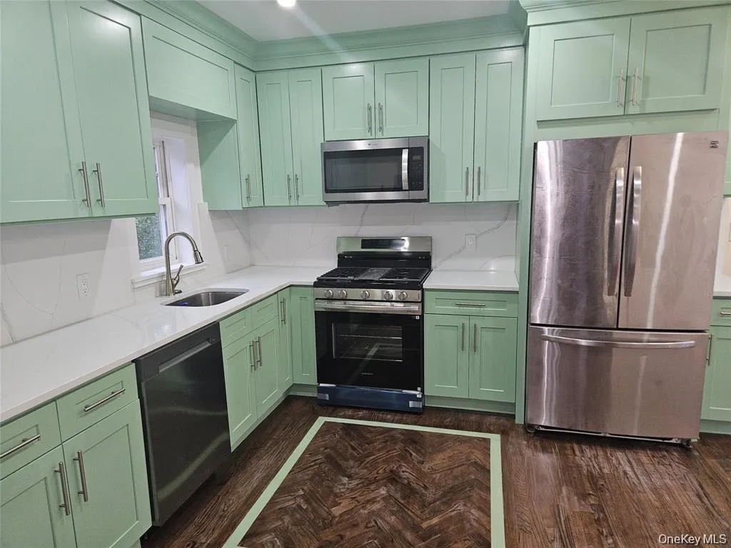 94 Briggs Avenue, Yonkers, NY, 3 Bedrooms Bedrooms, 6 Rooms Rooms,1 BathroomBathrooms,Residential Lease,For Rent,Briggs,0,963047 94 Briggs Avenue, Yonkers, NY, 3 Bedrooms Bedrooms, 6 Rooms Rooms,1 BathroomBathrooms,Residential Lease,For Rent,Briggs,0,963047