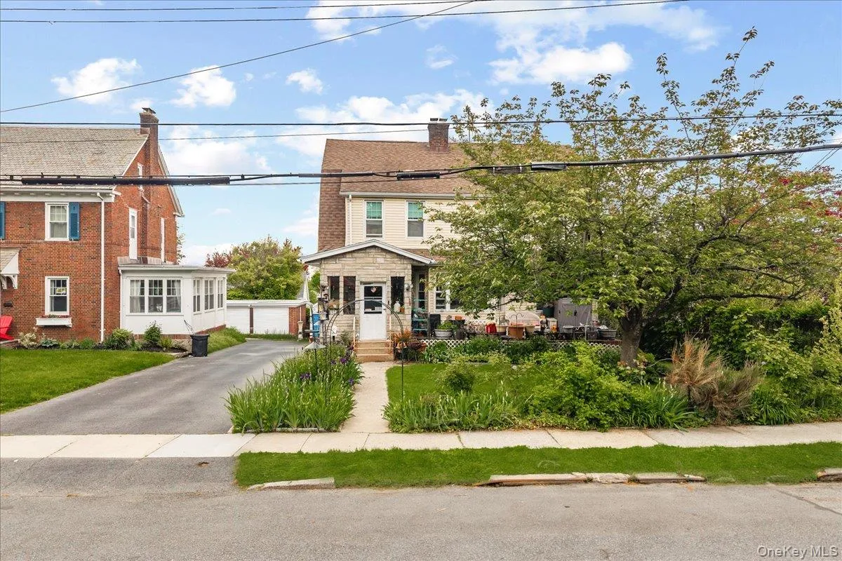 27 Faneuil Place, New Rochelle, NY, 5 Bedrooms Bedrooms, 8 Rooms Rooms,2 BathroomsBathrooms,Residential,For Rent,Faneuil,0,963055 27 Faneuil Place, New Rochelle, NY, 5 Bedrooms Bedrooms, 8 Rooms Rooms,2 BathroomsBathrooms,Residential,For Rent,Faneuil,0,963055