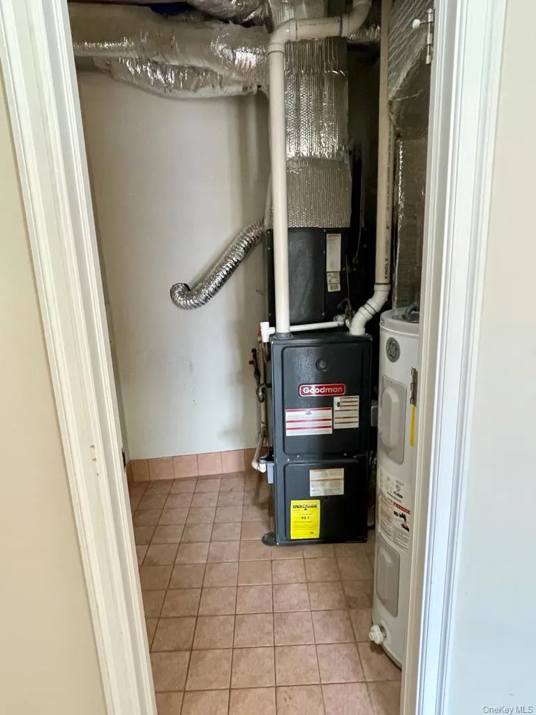 Gas heating system and hot water heater in unit Gas heating system and hot water heater in unit