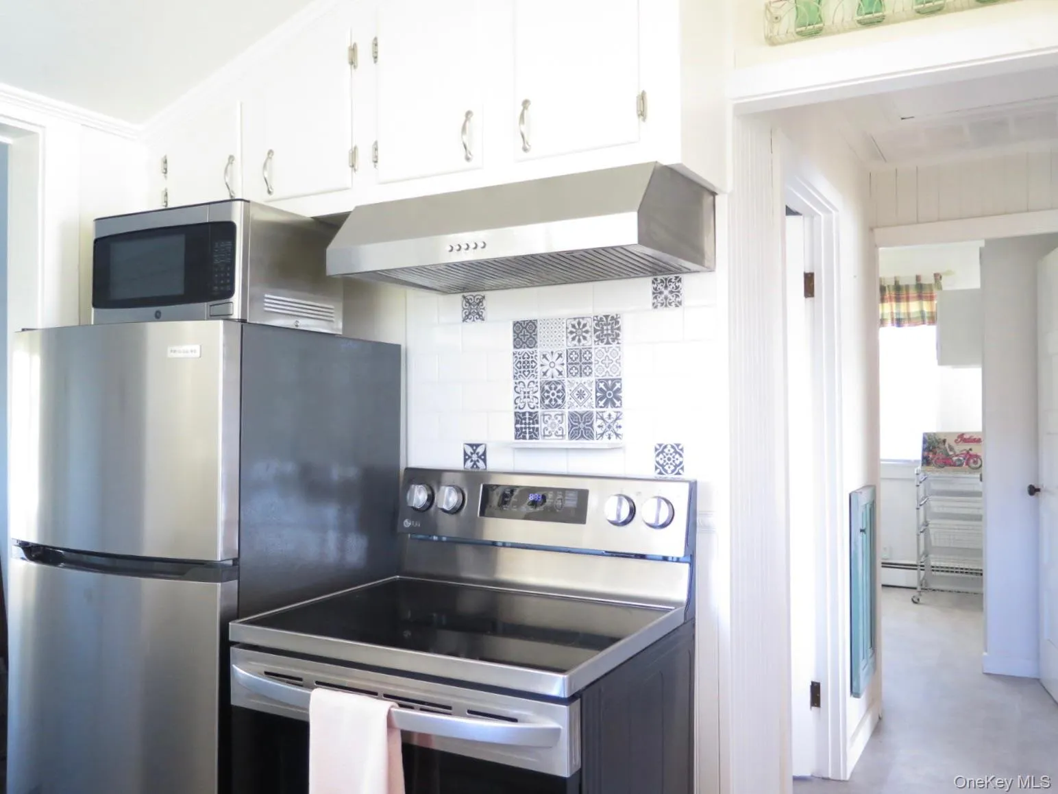 Bright Kitchen with Stainless Appliances Bright Kitchen with Stainless Appliances