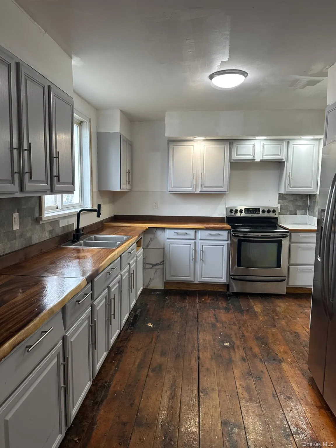 A lot of counter space & Lighting A lot of counter space & Lighting