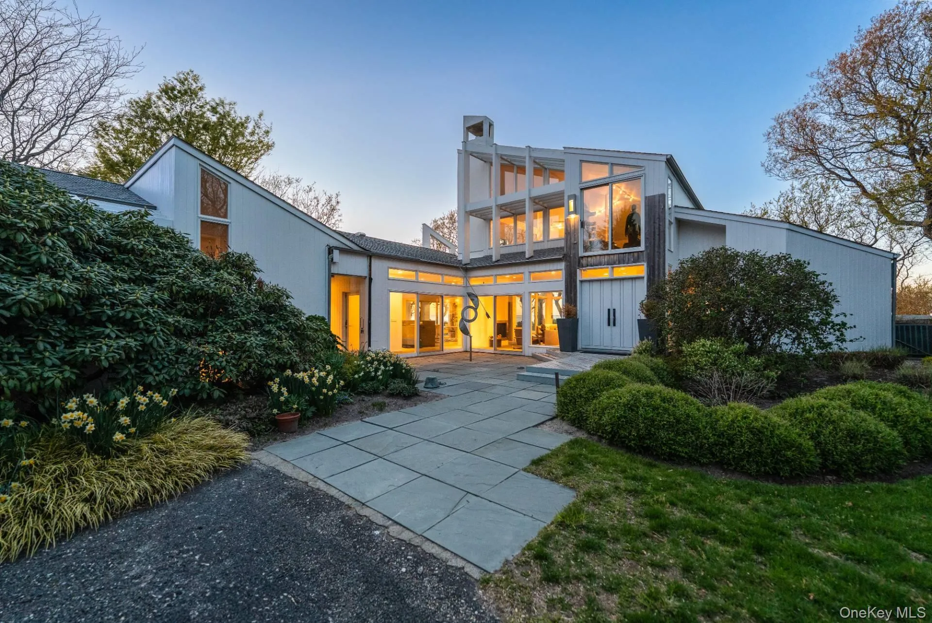 White-stained cedar exterior blends harmoniously with the surroundings White-stained cedar exterior blends harmoniously with the surroundings