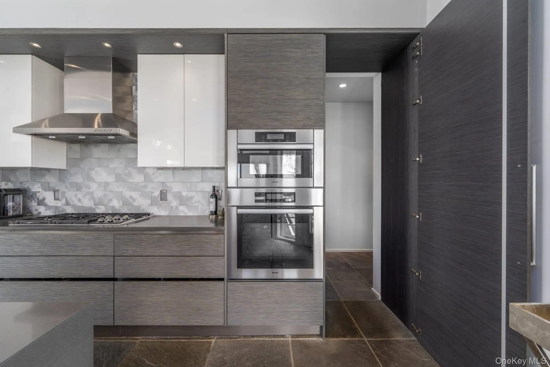 Eggersmann designed - Miele appliances, spacious butler's pantry with second dishwasher Eggersmann designed - Miele appliances, spacious butler's pantry with second dishwasher