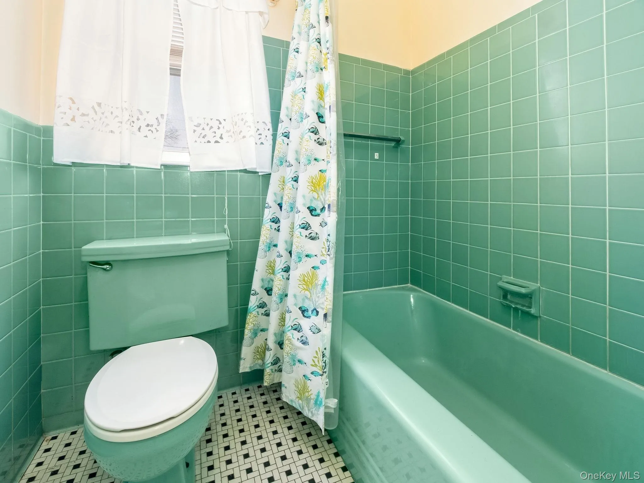 Gorgeous retro tile. As beautiful as the day it was installed. Gorgeous retro tile. As beautiful as the day it was installed.