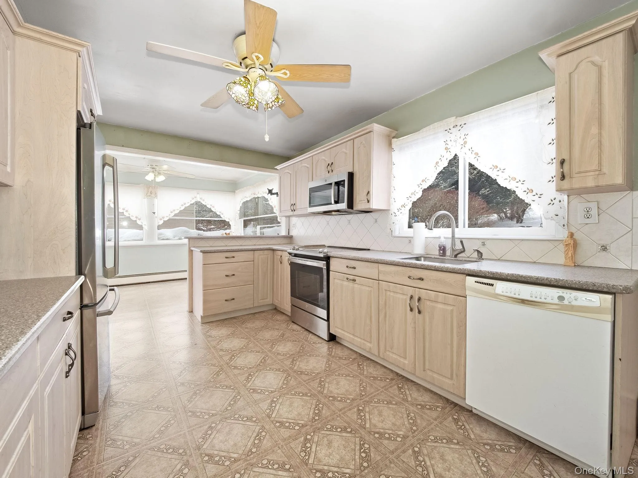 Lots of space for entertaining. Lots of space for entertaining.