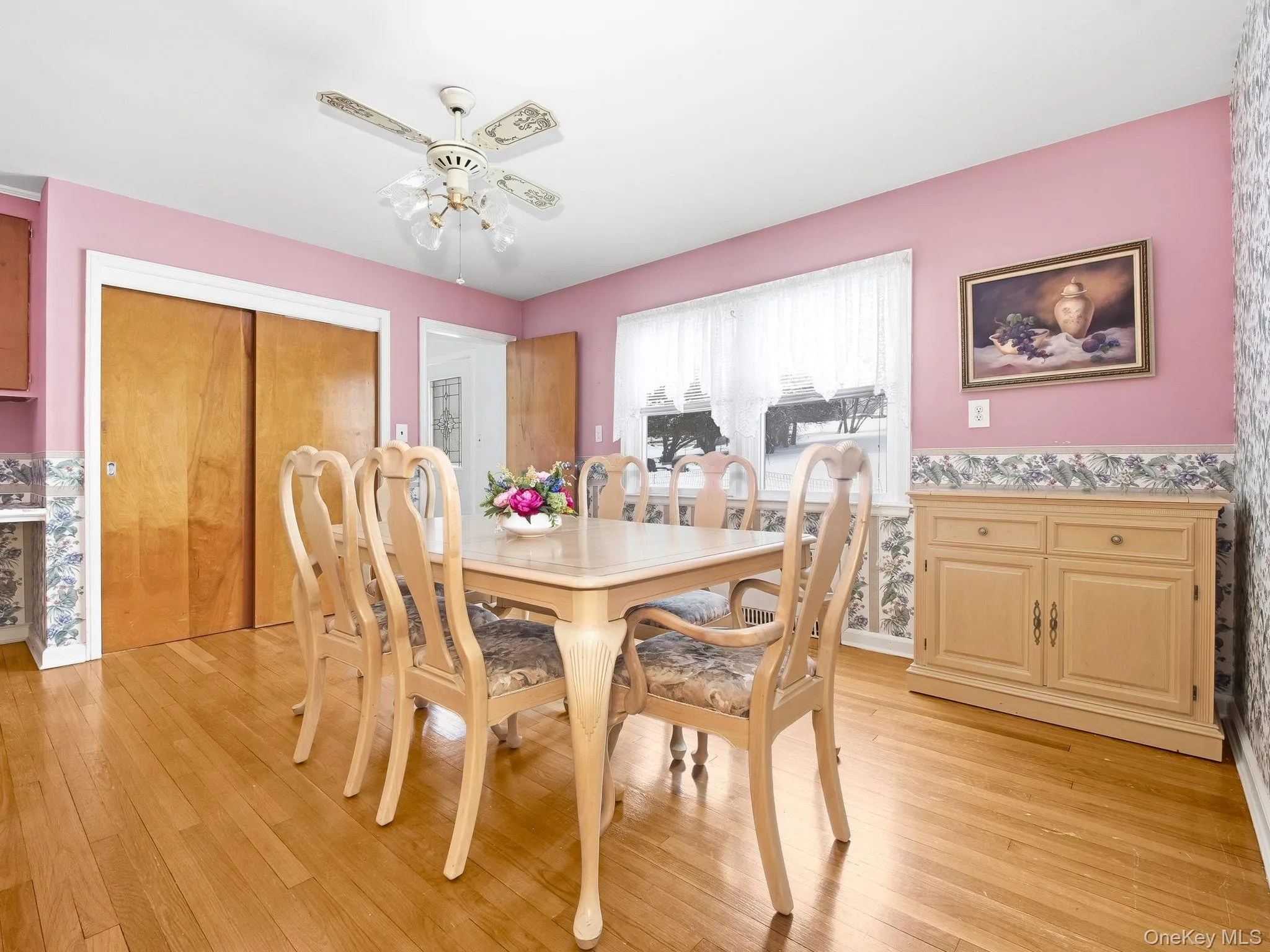 Large formal dining room. Large formal dining room.