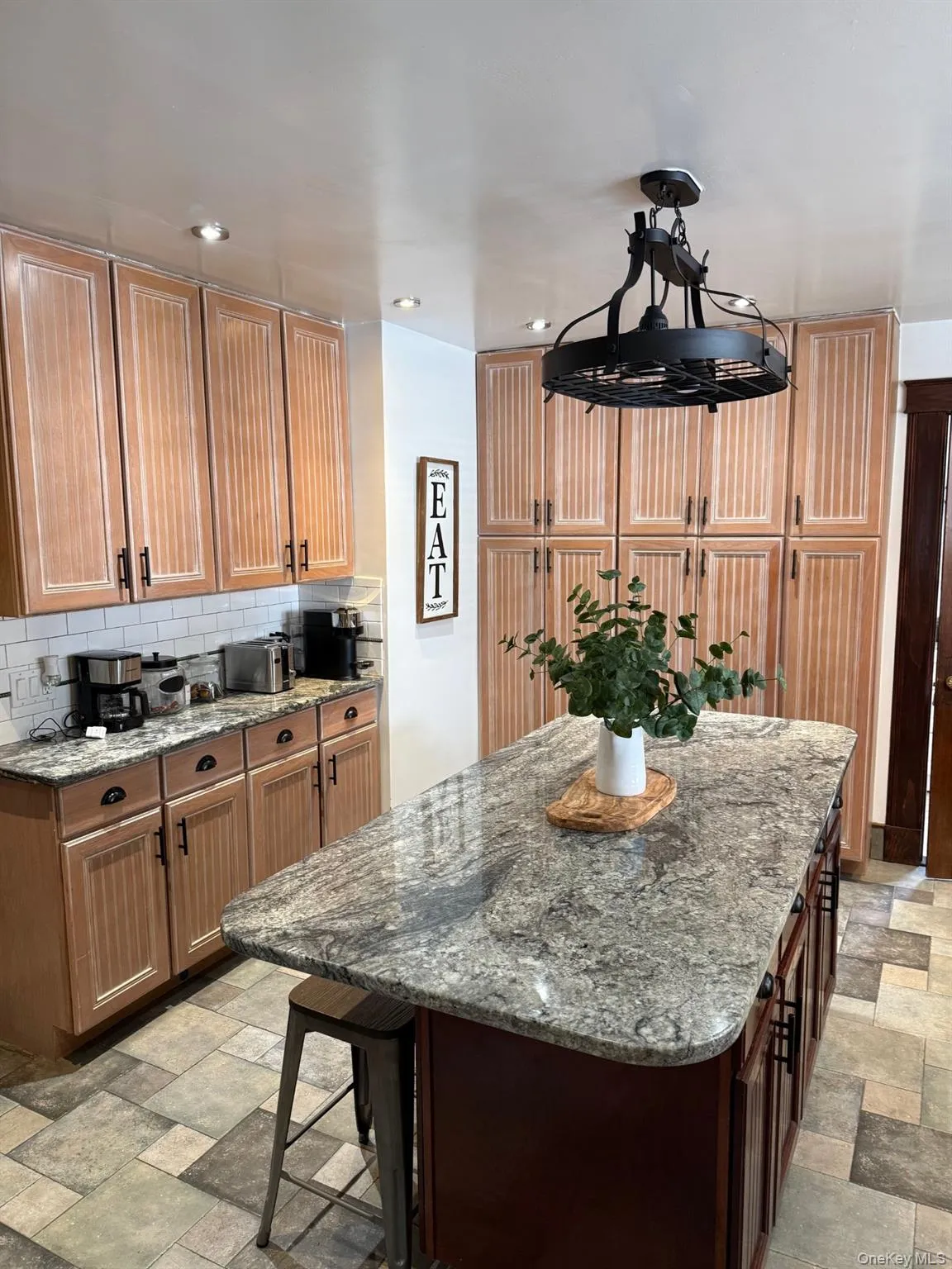 Lots of kitchen storage Lots of kitchen storage