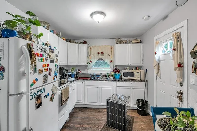 13 Carr Lane, Brookhaven, NY, 3 Bedrooms Bedrooms, 5 Rooms Rooms,1 BathroomBathrooms,Residential Lease,For Rent,Carr,0,963400 13 Carr Lane, Brookhaven, NY, 3 Bedrooms Bedrooms, 5 Rooms Rooms,1 BathroomBathrooms,Residential Lease,For Rent,Carr,0,963400