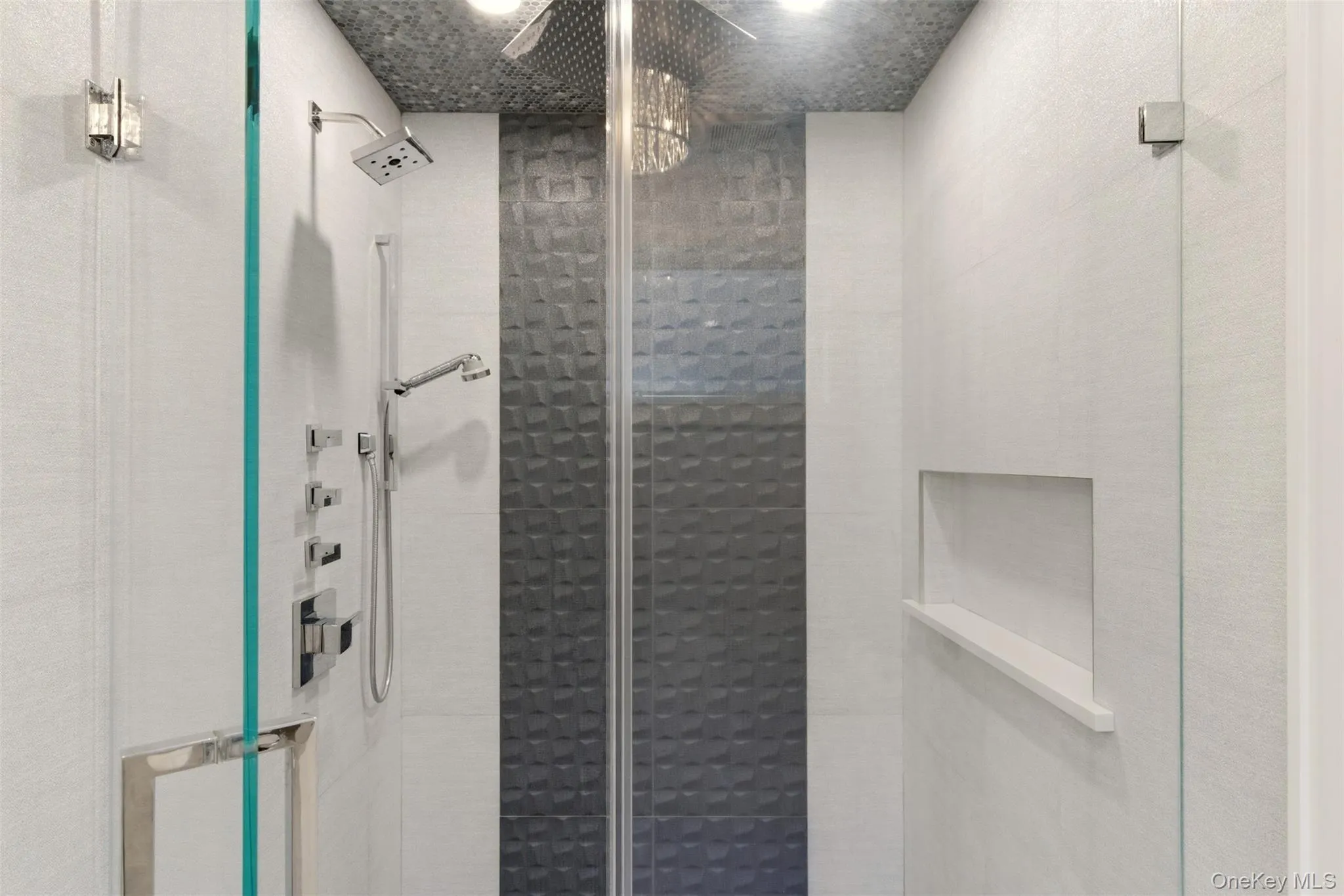 Walk-in shower with rain head, sprayer & niche Walk-in shower with rain head, sprayer & niche