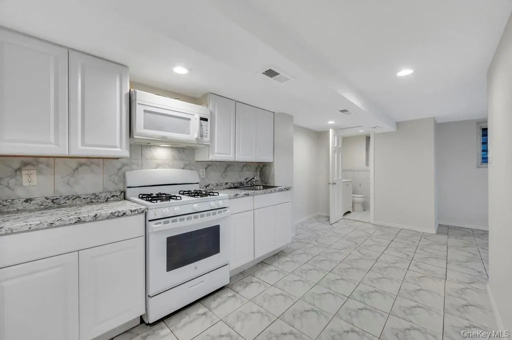 9402 23rd Avenue, New York, NY, 3 Bedrooms Bedrooms, 6 Rooms Rooms,1 BathroomBathrooms,Residential Lease,For Rent,23rd,0,963420 9402 23rd Avenue, New York, NY, 3 Bedrooms Bedrooms, 6 Rooms Rooms,1 BathroomBathrooms,Residential Lease,For Rent,23rd,0,963420