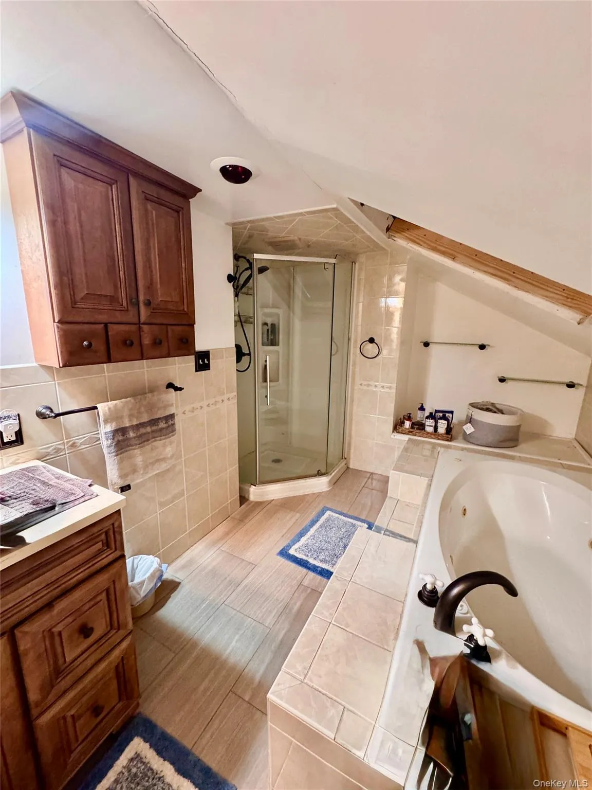 Huge updated primary bath with shower and wonderful soaking tub! Huge updated primary bath with shower and wonderful soaking tub!