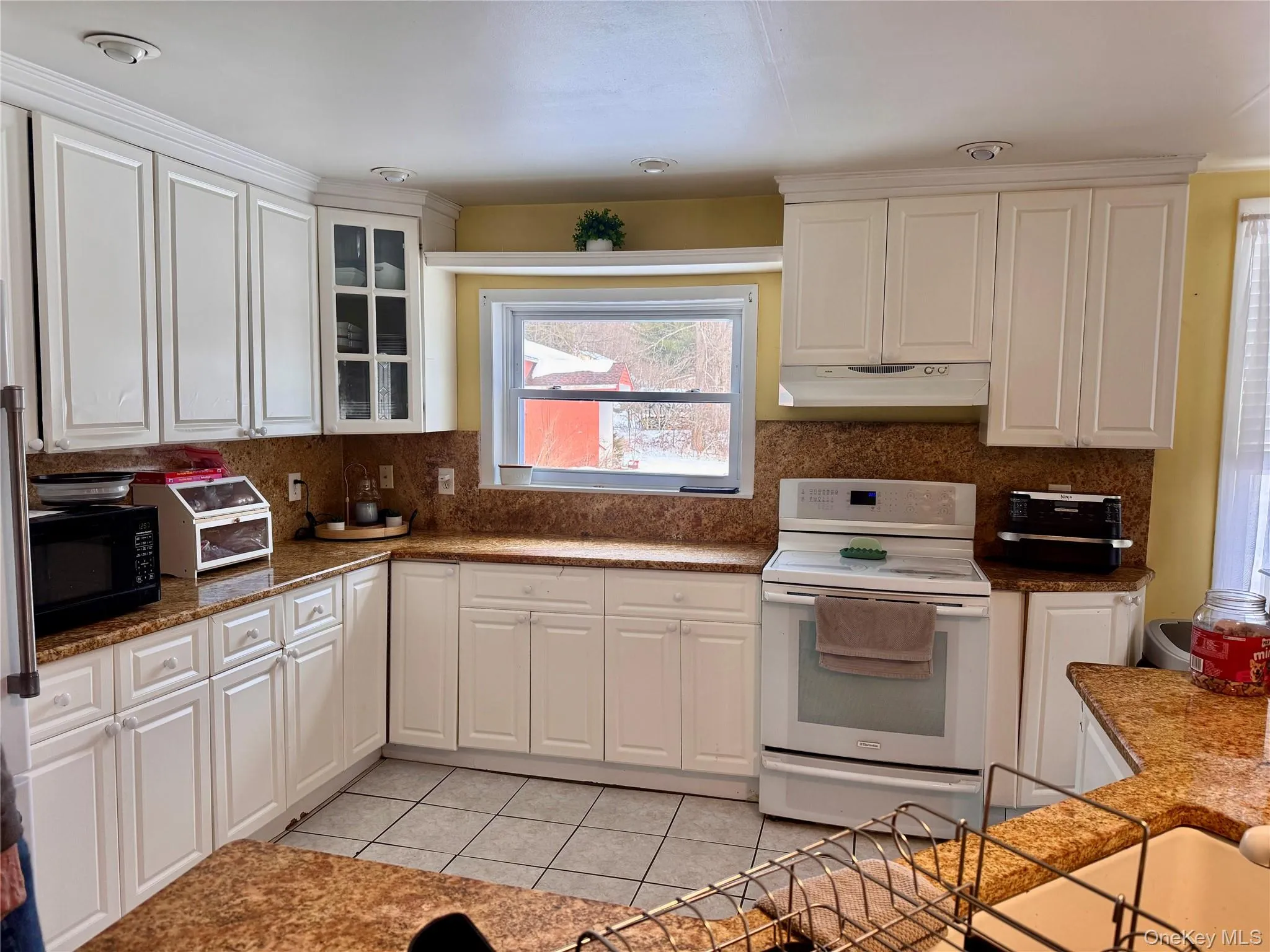 Lovely updated kitchen with island, and plenty of cabinets! Lovely updated kitchen with island, and plenty of cabinets!