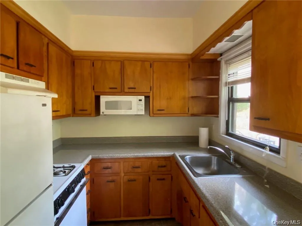 176 Colonial Parkway, Yonkers, NY, 1 Bedroom Bedrooms, 3 Rooms Rooms,1 BathroomBathrooms,Residential Lease,For Rent,Colonial,0,963525 176 Colonial Parkway, Yonkers, NY, 1 Bedroom Bedrooms, 3 Rooms Rooms,1 BathroomBathrooms,Residential Lease,For Rent,Colonial,0,963525
