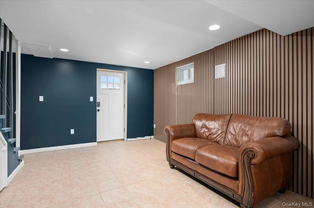 Lower area, ideal for office, GYM, family room with backyard access Lower area, ideal for office, GYM, family room with backyard access