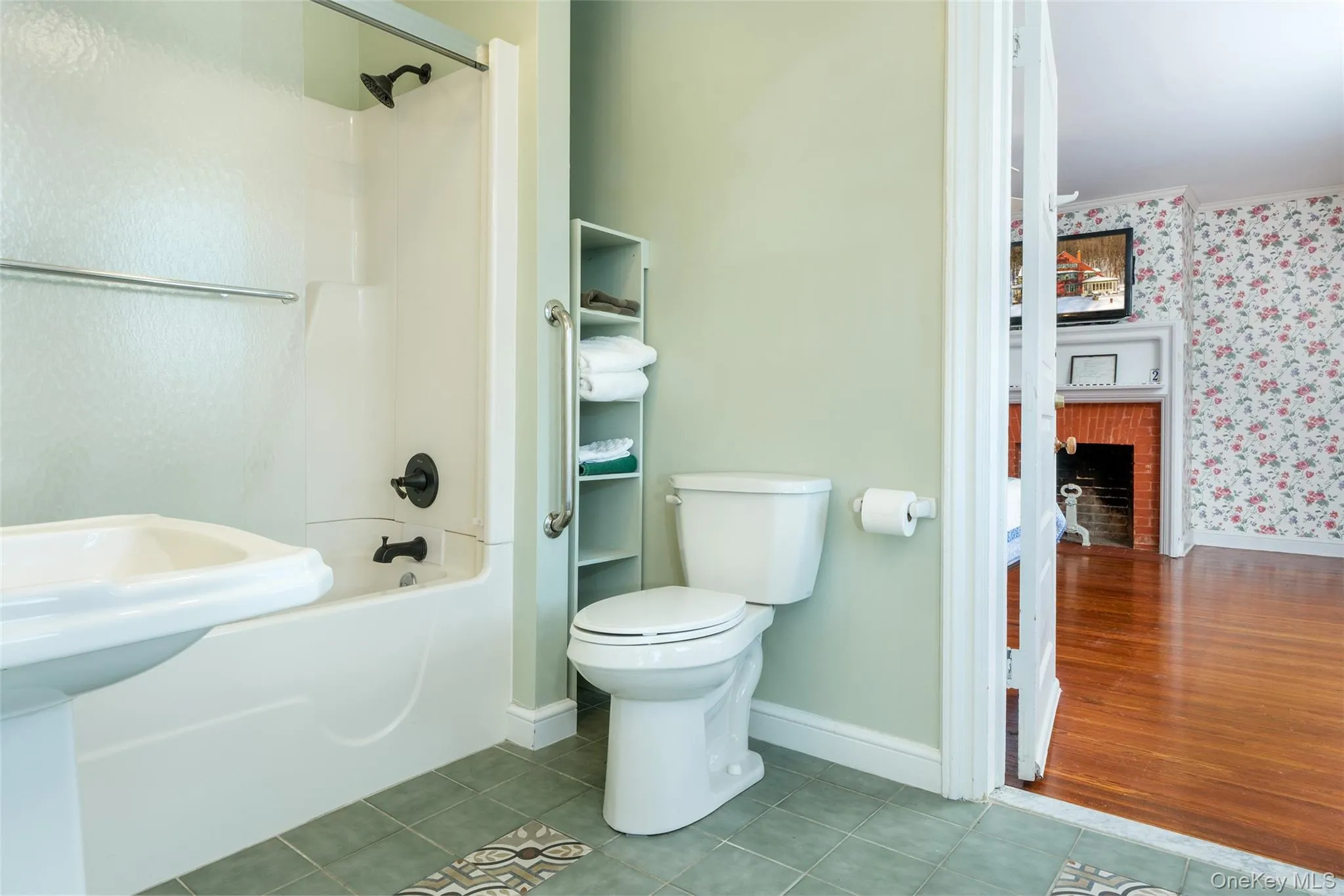 Bathroom adjoining Bedrooms #2 & #3 - 6 Westridge Rd. Cooperstown Bathroom adjoining Bedrooms #2 & #3 - 6 Westridge Rd. Cooperstown
