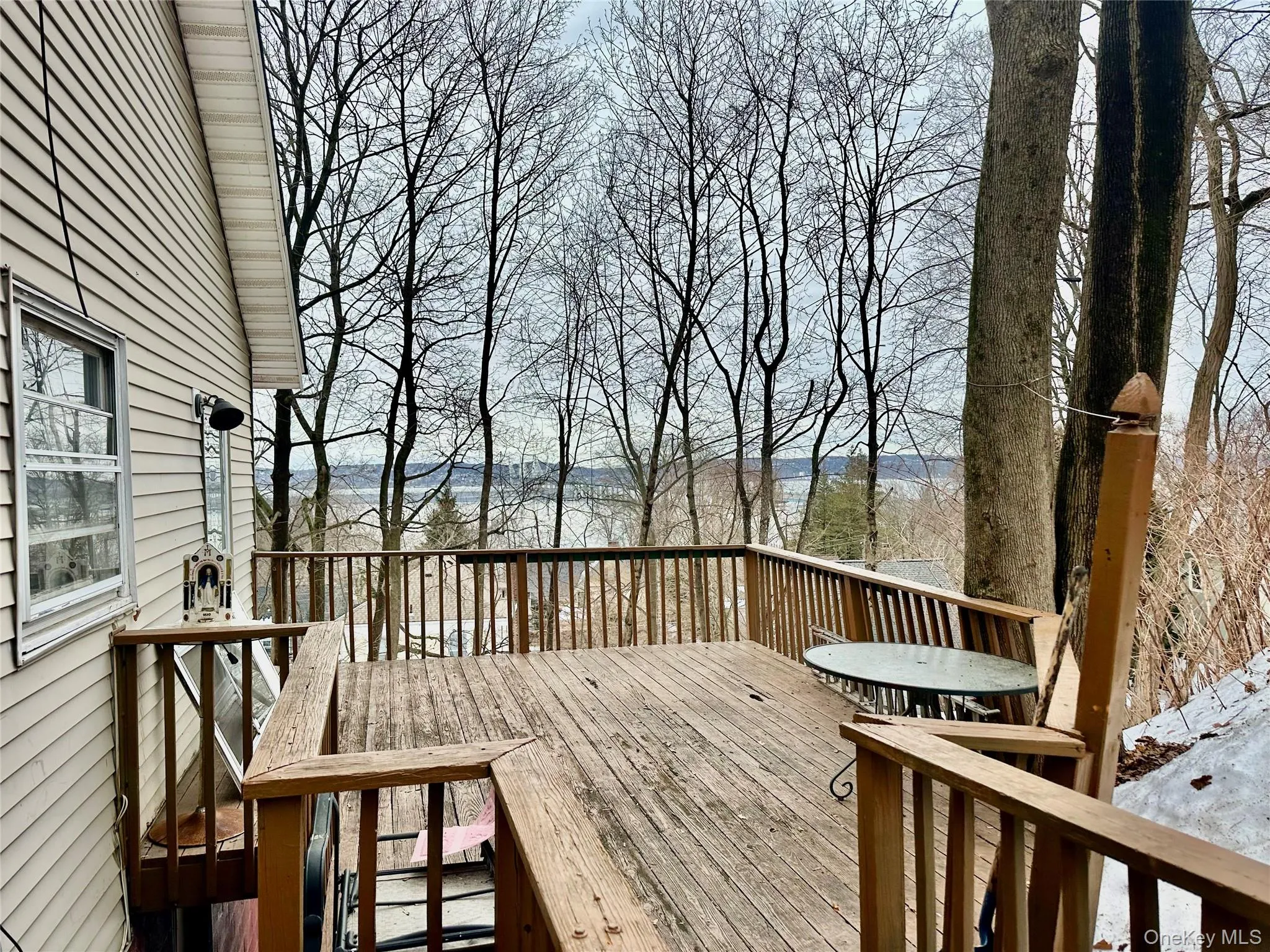 Entrance with Deck abd seasonal View of the Hudson River Entrance with Deck abd seasonal View of the Hudson River