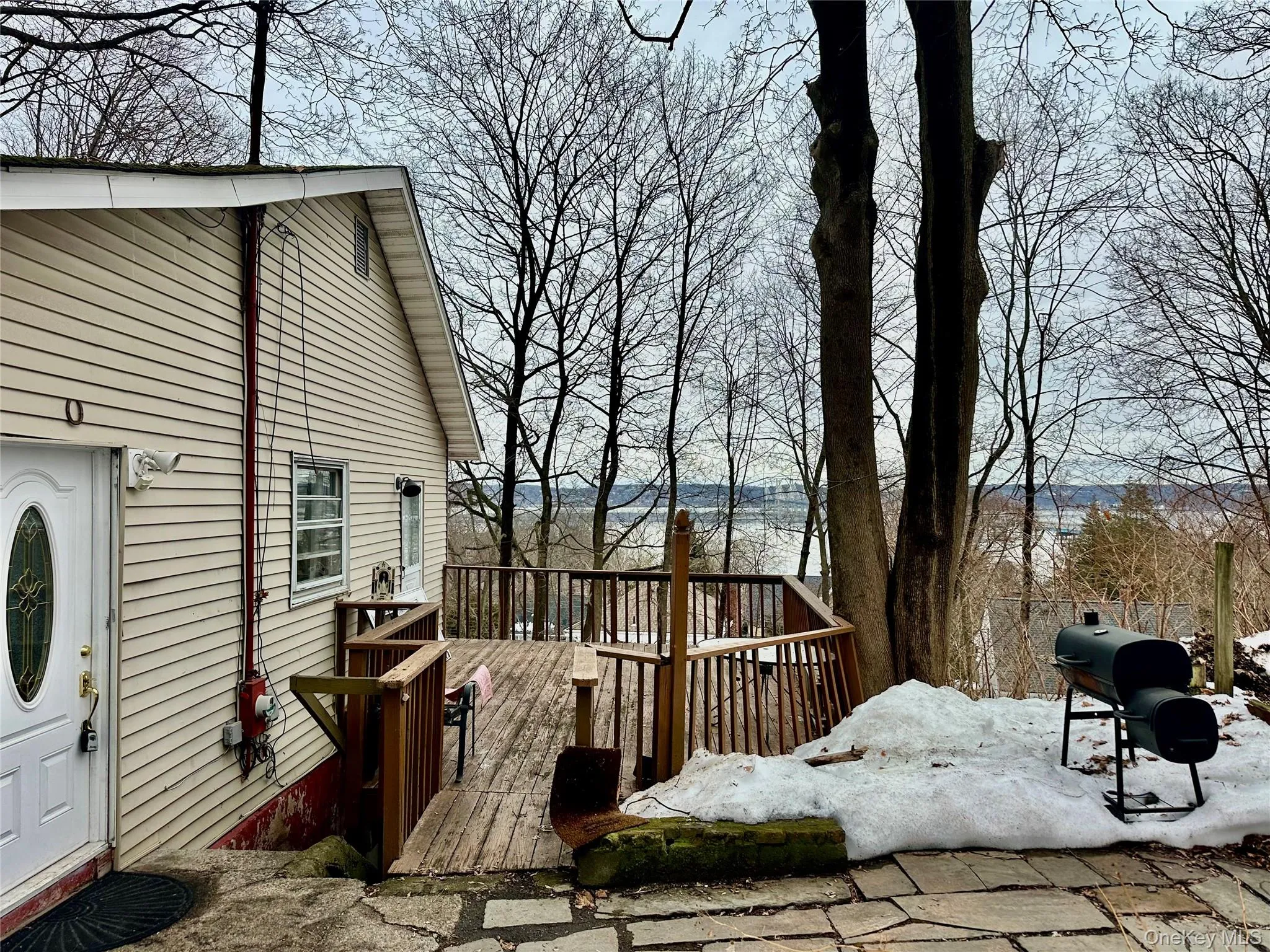 Entrance with Deck abd seasonal View of the Hudson River Entrance with Deck abd seasonal View of the Hudson River