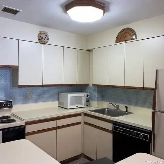 360 Shore Road, Long Beach, NY, 1 Bedroom Bedrooms, 3 Rooms Rooms,1 BathroomBathrooms,Residential Lease,For Rent,Shore,0,963897 360 Shore Road, Long Beach, NY, 1 Bedroom Bedrooms, 3 Rooms Rooms,1 BathroomBathrooms,Residential Lease,For Rent,Shore,0,963897