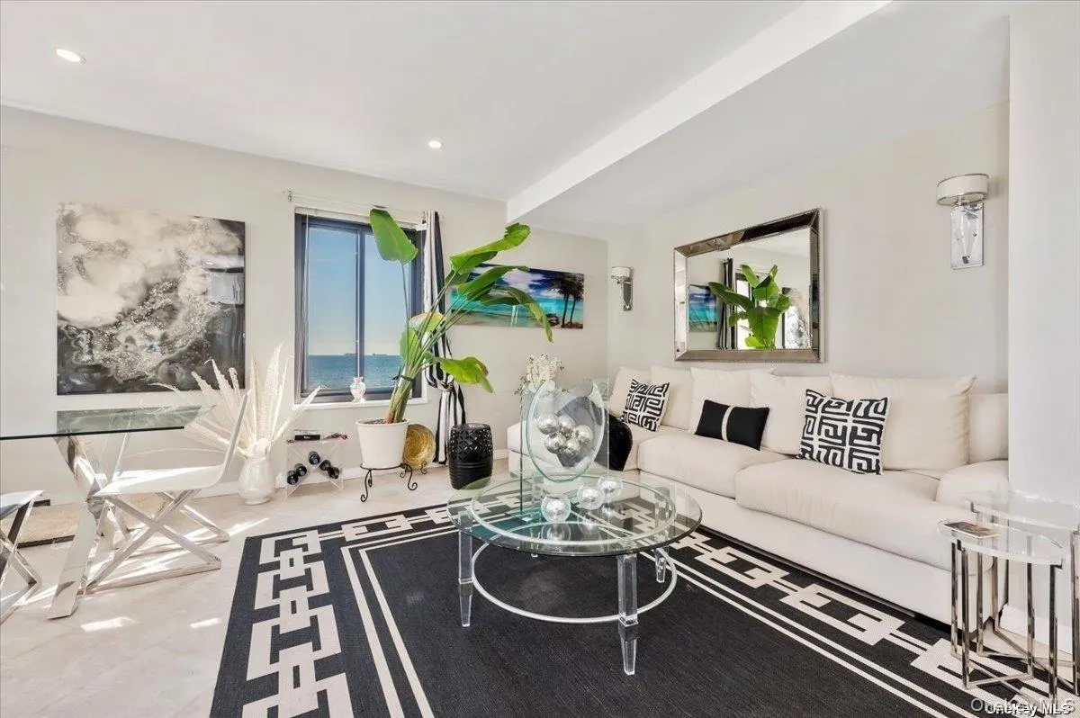 Oceanfront Living Room! Oceanfront Living Room!