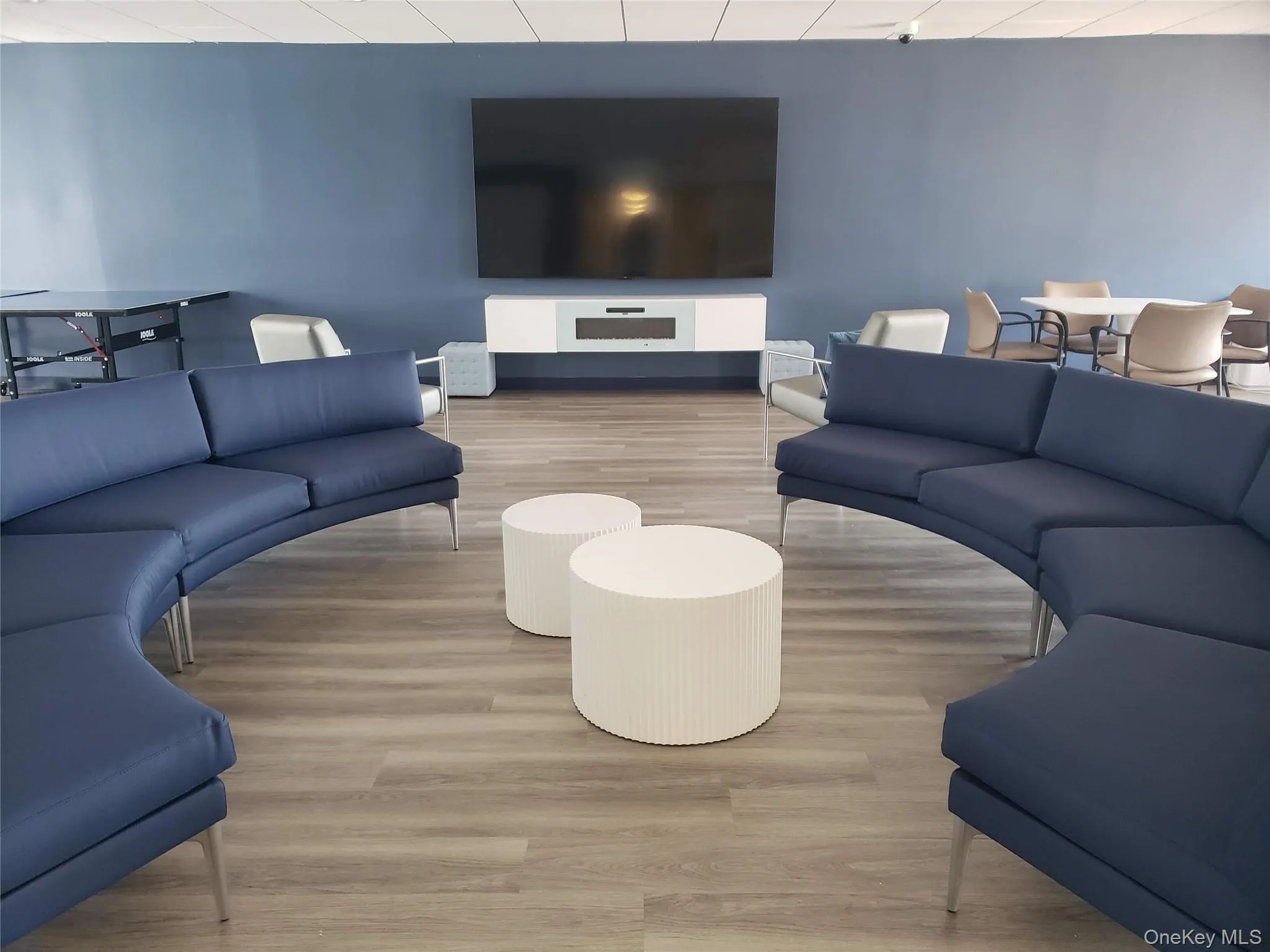 Newly Renovated Lounge with TV, Ping Pong, Pool Table, Kitchenette Newly Renovated Lounge with TV, Ping Pong, Pool Table, Kitchenette