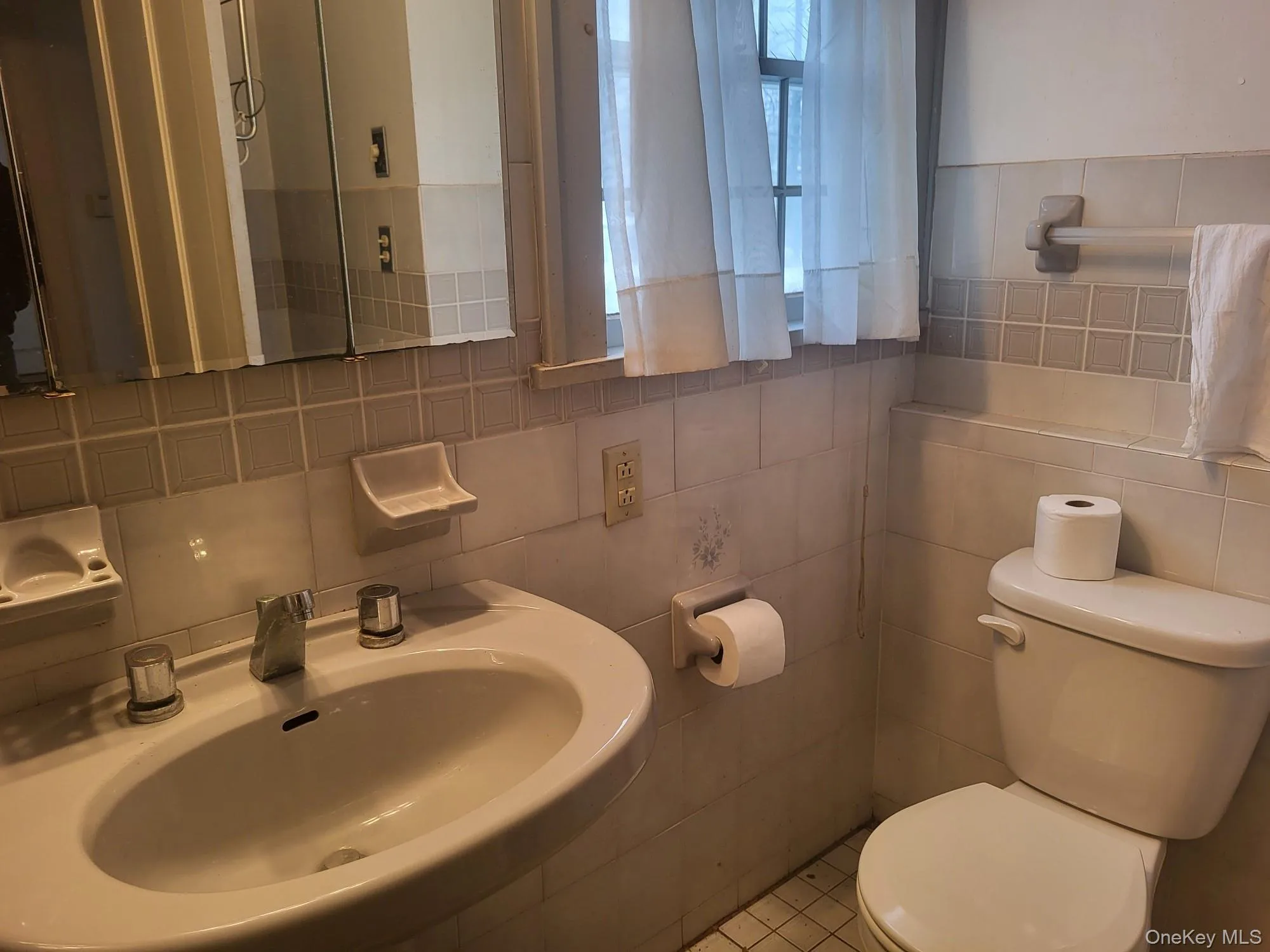 Bathroom with pedestal sink Bathroom with pedestal sink