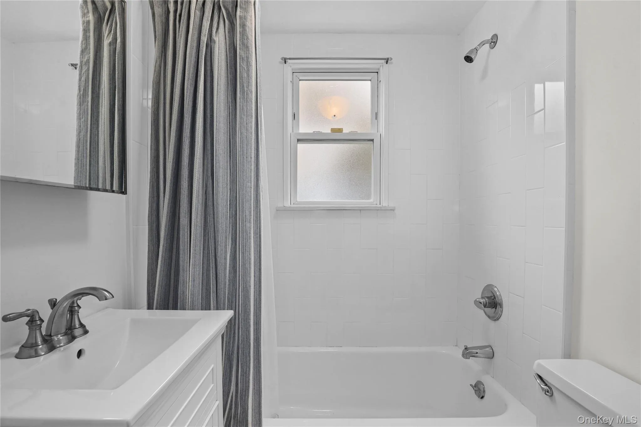 Full bathroom on second floor. Full bathroom on second floor.