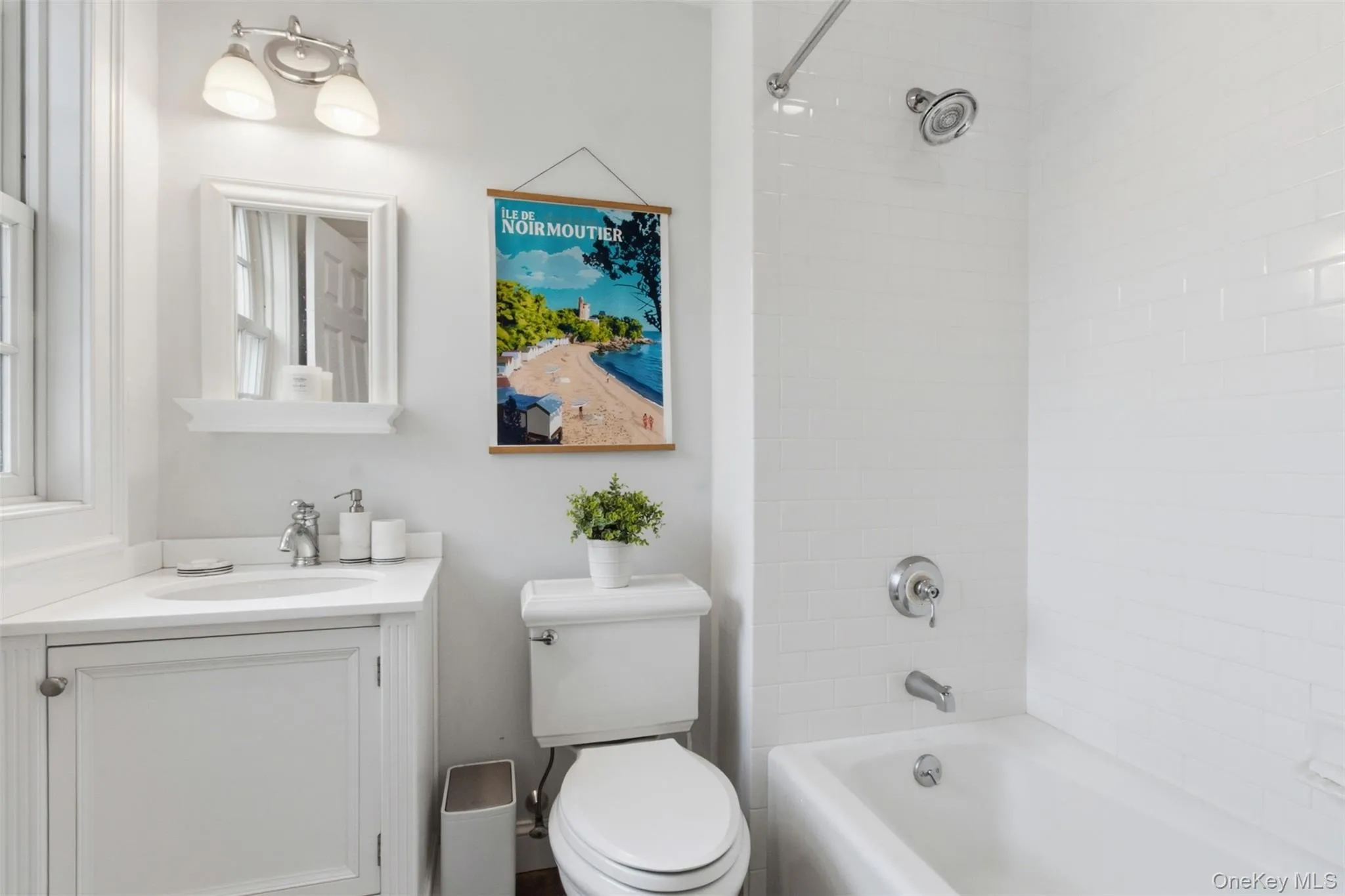 Full first floor bathroom, en-suite to the first floor bedroom Full first floor bathroom, en-suite to the first floor bedroom