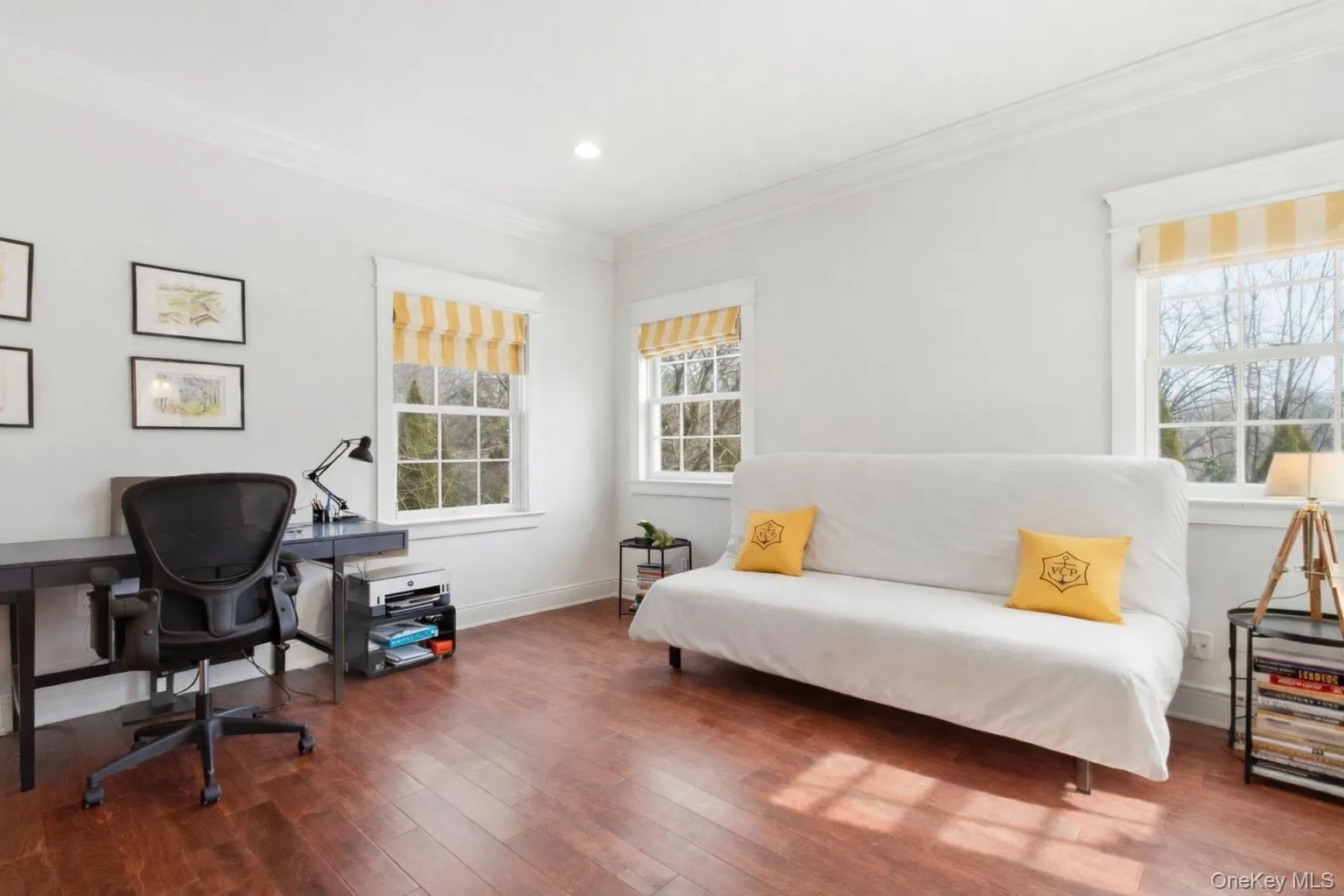 Large first floor bedroom with en-suite bath Large first floor bedroom with en-suite bath