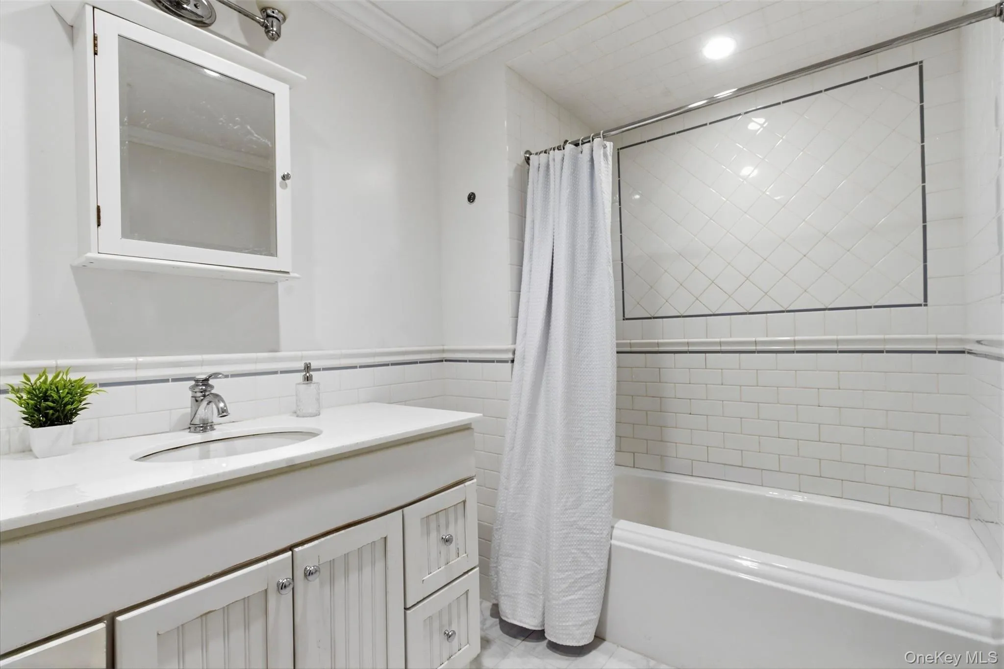 Hall bath, 2nd floor Hall bath, 2nd floor