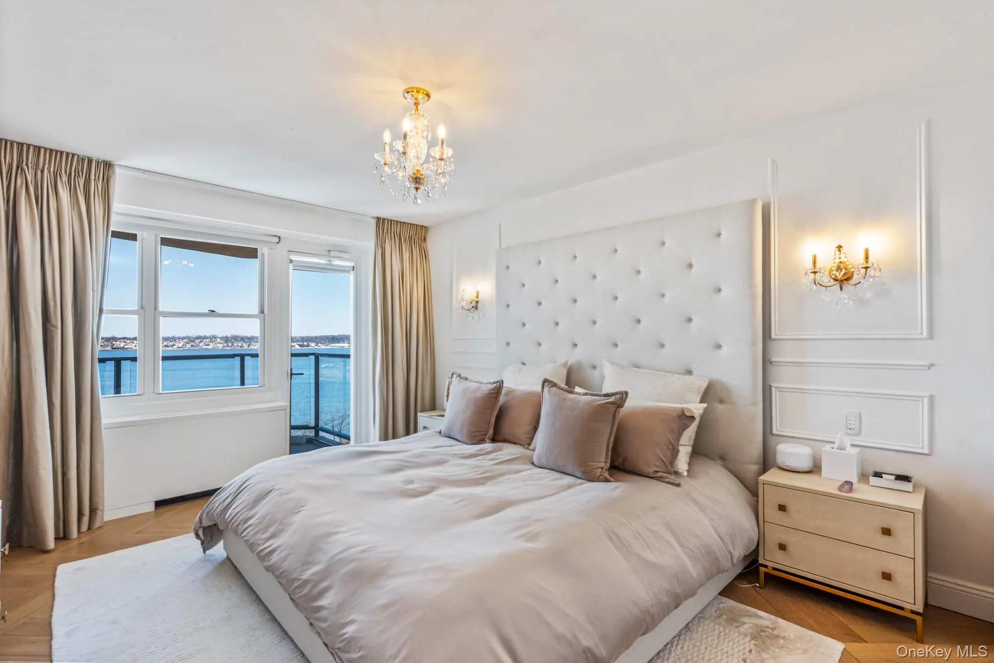 Master bedroom with gorgeous waterviews Master bedroom with gorgeous waterviews