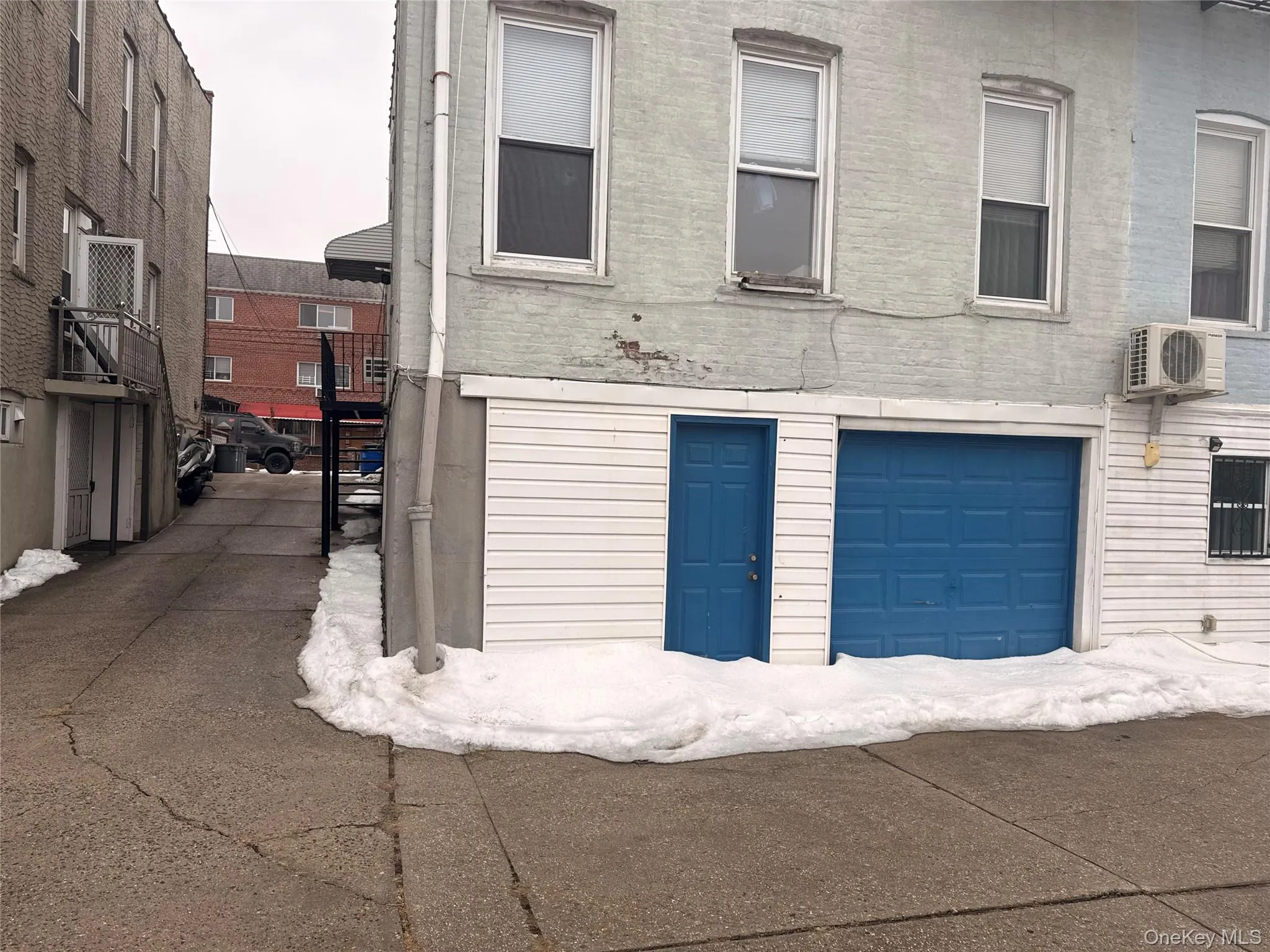 garage/parking garage/parking