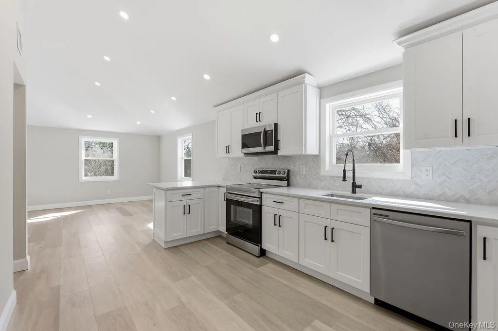 452 Montauk Highway, Southampton, NY, 3 Bedrooms Bedrooms, 6 Rooms Rooms,1 BathroomBathrooms,Residential Lease,For Rent,Montauk,0,964341 452 Montauk Highway, Southampton, NY, 3 Bedrooms Bedrooms, 6 Rooms Rooms,1 BathroomBathrooms,Residential Lease,For Rent,Montauk,0,964341