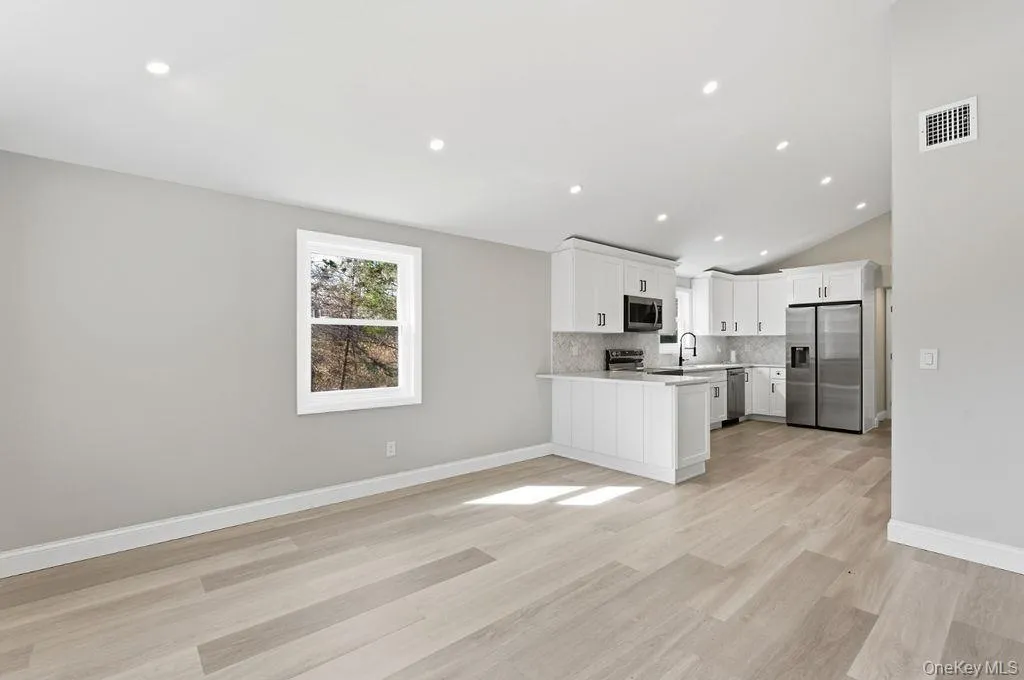 452 Montauk Highway, Southampton, NY, 3 Bedrooms Bedrooms, 6 Rooms Rooms,1 BathroomBathrooms,Residential Lease,For Rent,Montauk,0,964341 452 Montauk Highway, Southampton, NY, 3 Bedrooms Bedrooms, 6 Rooms Rooms,1 BathroomBathrooms,Residential Lease,For Rent,Montauk,0,964341