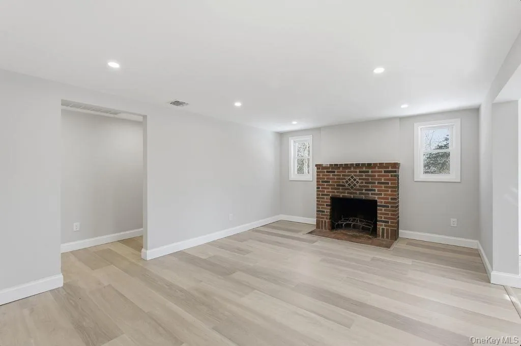 452 Montauk Highway, Southampton, NY, 3 Bedrooms Bedrooms, 6 Rooms Rooms,1 BathroomBathrooms,Residential Lease,For Rent,Montauk,0,964341 452 Montauk Highway, Southampton, NY, 3 Bedrooms Bedrooms, 6 Rooms Rooms,1 BathroomBathrooms,Residential Lease,For Rent,Montauk,0,964341