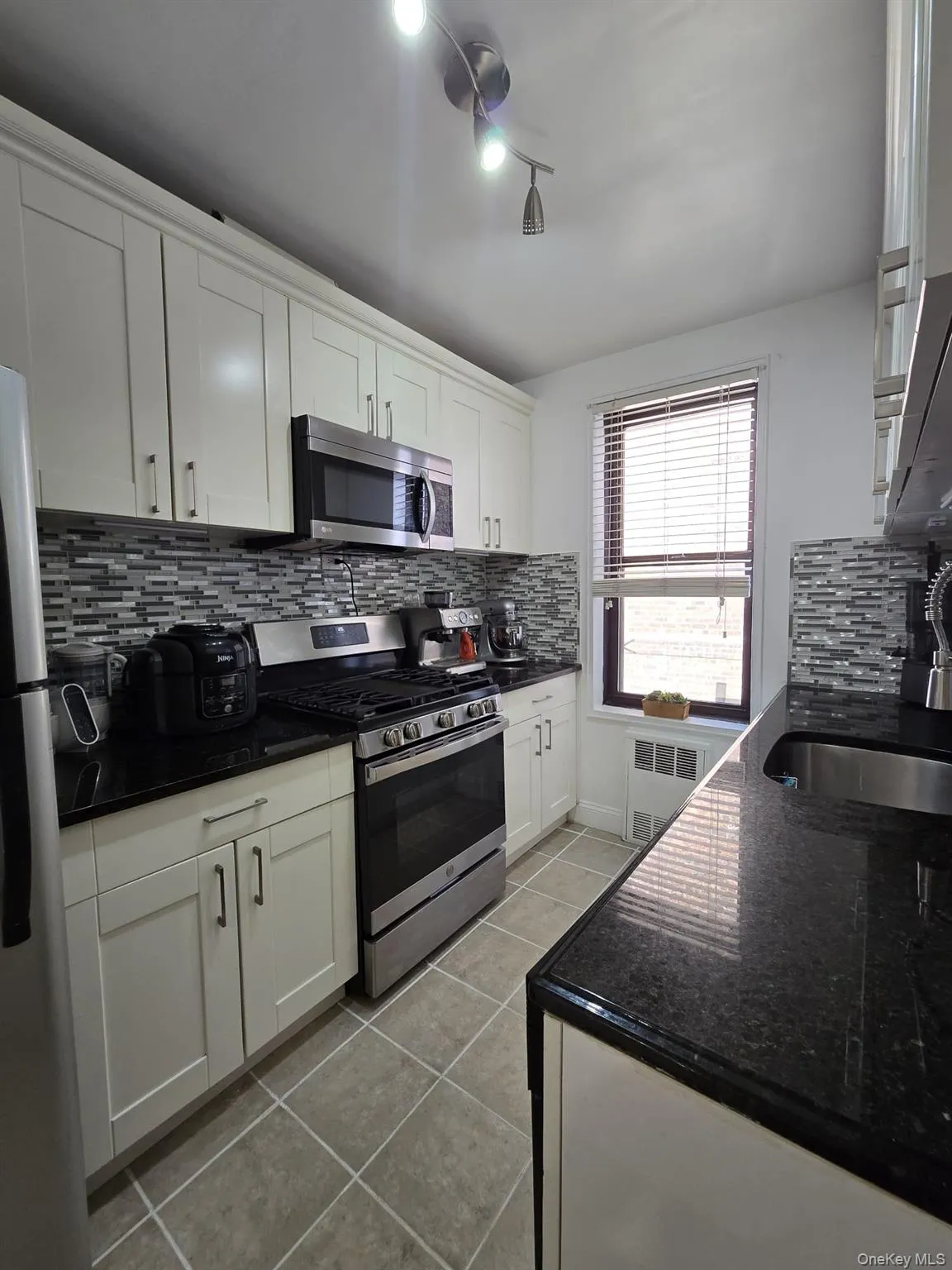 226-26 Union Turnpike, New York, NY, 2 Bedrooms Bedrooms, 5 Rooms Rooms,1 BathroomBathrooms,Residential,For Rent,Union Turnpike,0,KEY964364 226-26 Union Turnpike, New York, NY, 2 Bedrooms Bedrooms, 5 Rooms Rooms,1 BathroomBathrooms,Residential,For Rent,Union Turnpike,0,KEY964364