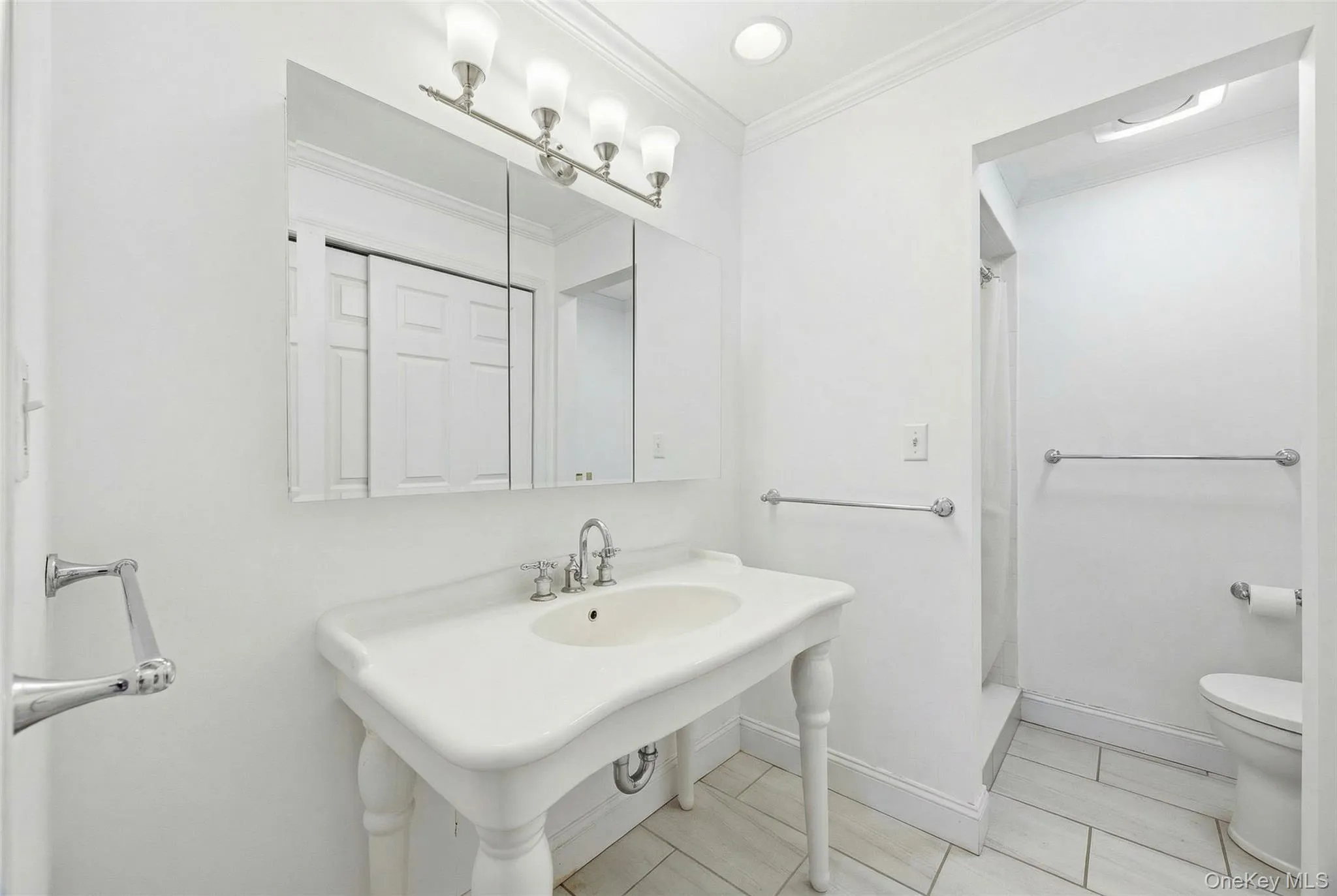 Virtual decluttering of bathroom Virtual decluttering of bathroom