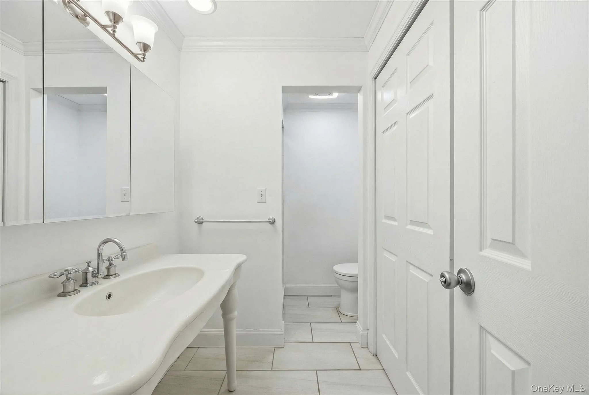 Virtual decluterring of bathroom Virtual decluterring of bathroom