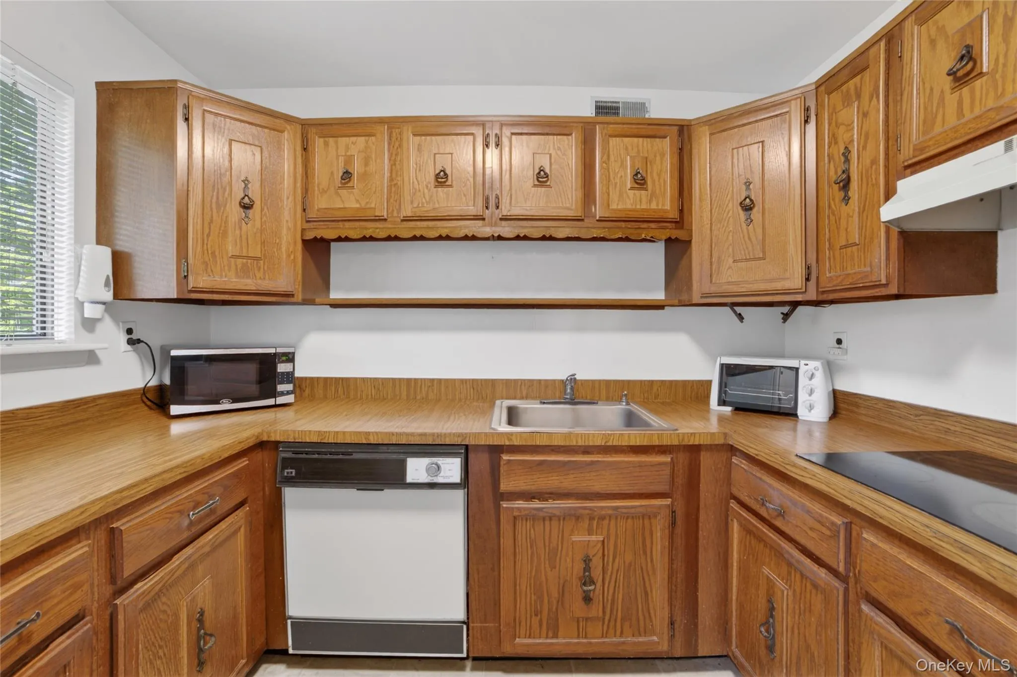 A Cooks delight so any cabinets and counter space. A Cooks delight so any cabinets and counter space.