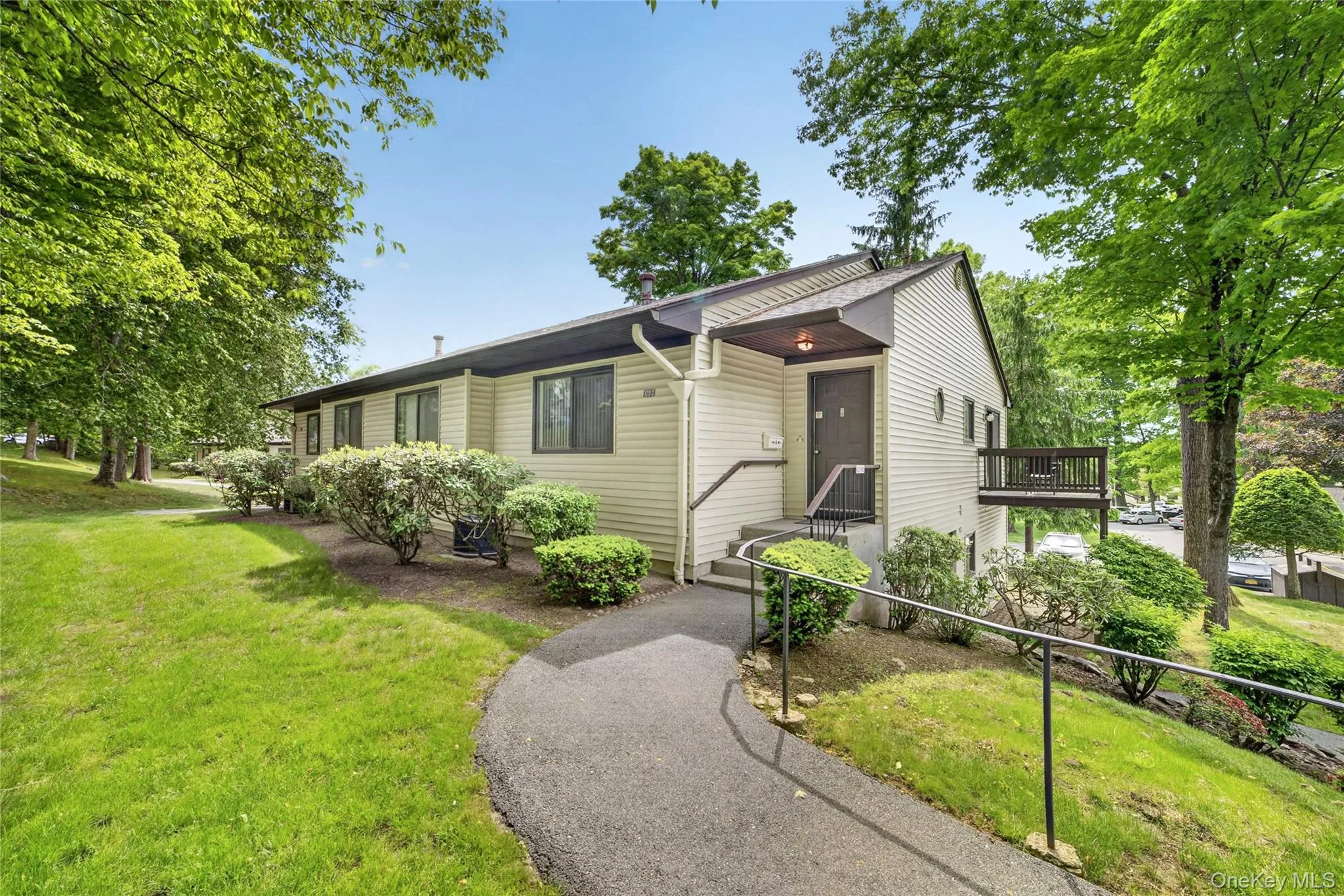 End unit condo with no one above or on side allows for serenity and plenty of natural light. End unit condo with no one above or on side allows for serenity and plenty of natural light.