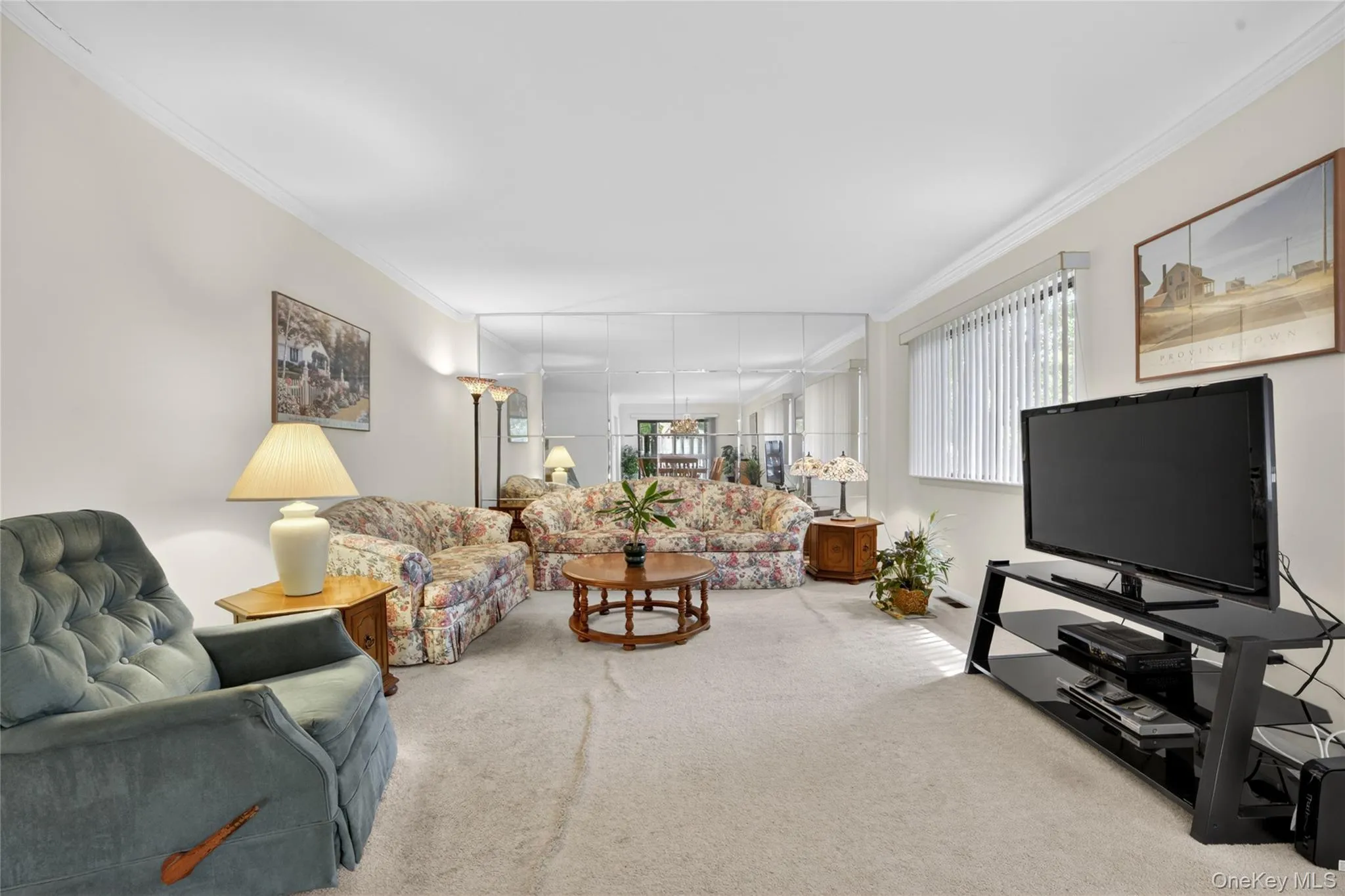 So much space in the living room for all your everyday needs. So much space in the living room for all your everyday needs.