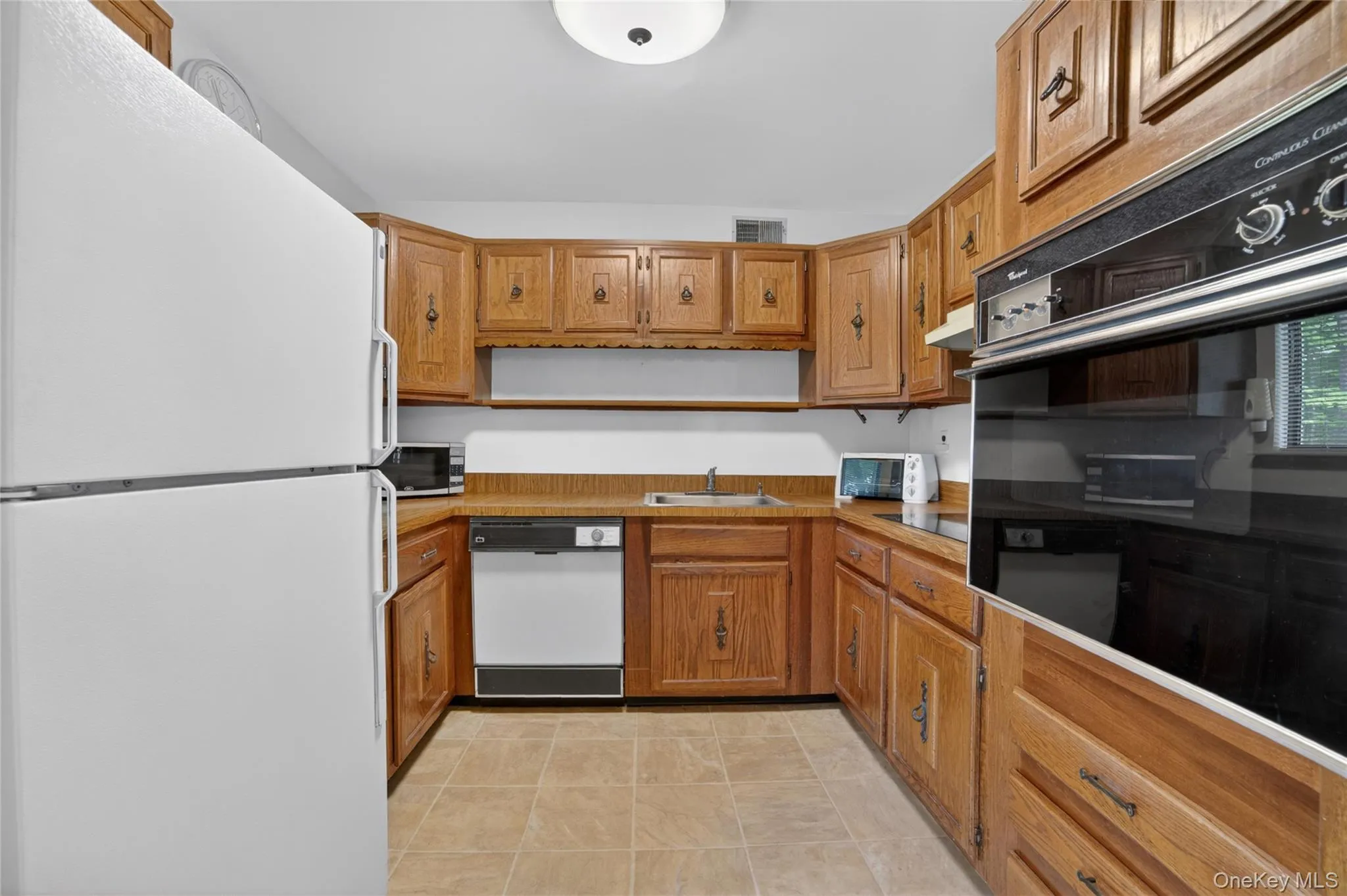 Plenty of space for all your cooking needs. Plenty of space for all your cooking needs.