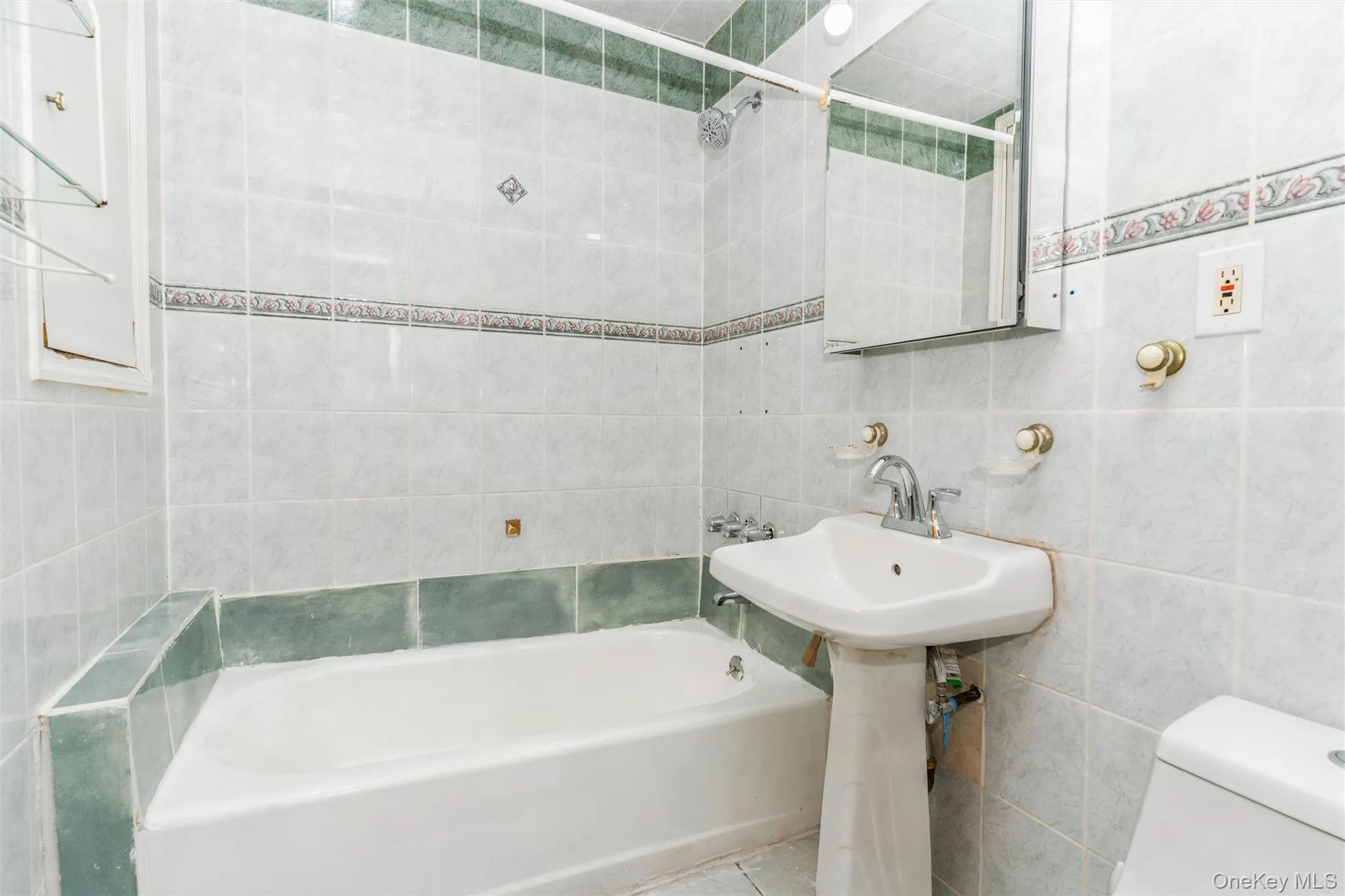 9312 Avenue M, New York, NY, 3 Bedrooms Bedrooms, 7 Rooms Rooms,2 BathroomsBathrooms,Residential Lease,For Rent,Avenue M,0,964628 9312 Avenue M, New York, NY, 3 Bedrooms Bedrooms, 7 Rooms Rooms,2 BathroomsBathrooms,Residential Lease,For Rent,Avenue M,0,964628