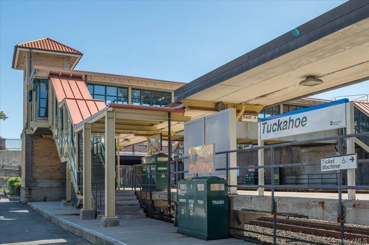 6 min to Tuckahoe Train Station 6 min to Tuckahoe Train Station