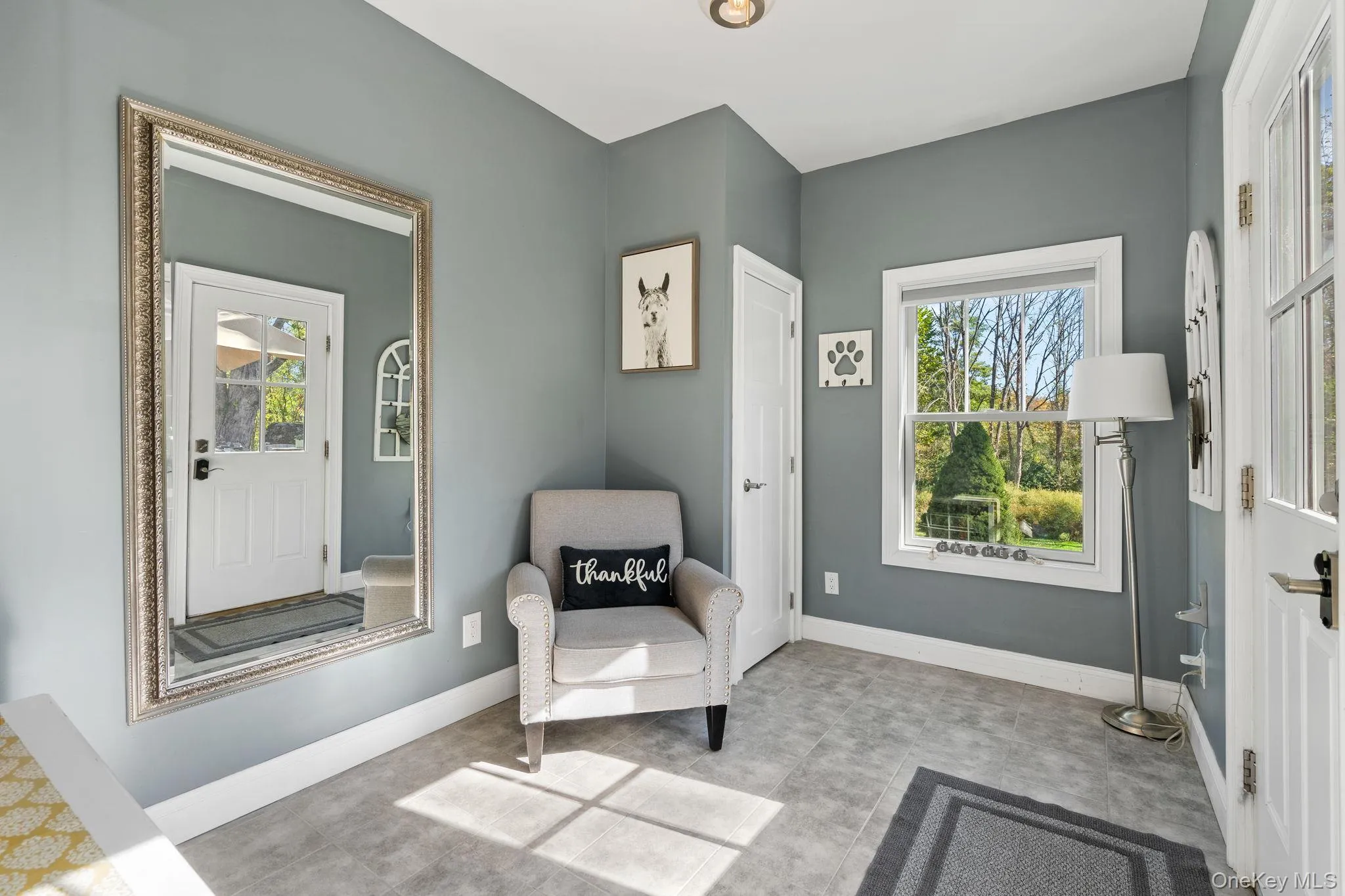 Sitting room with baseboards Sitting room with baseboards