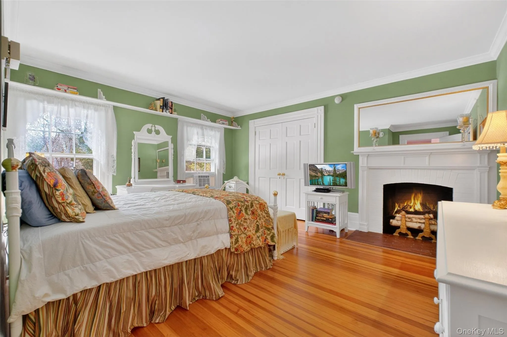 With Fireplace With Fireplace