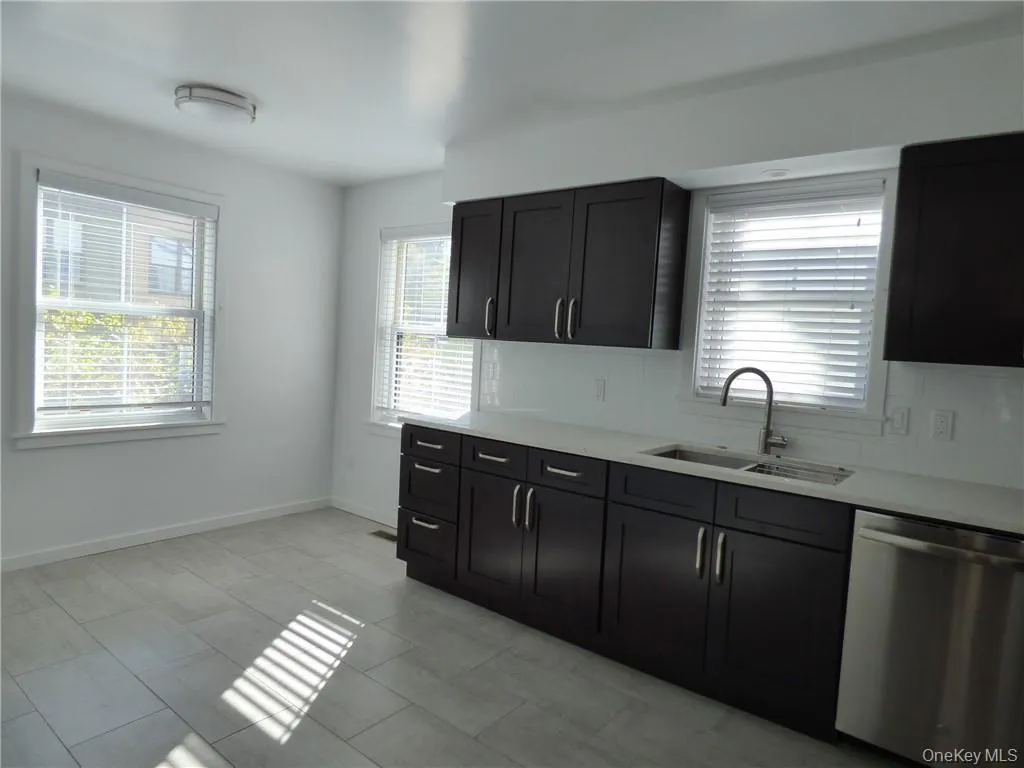 Eat- in Kitchen with ample natural sunlight Eat- in Kitchen with ample natural sunlight