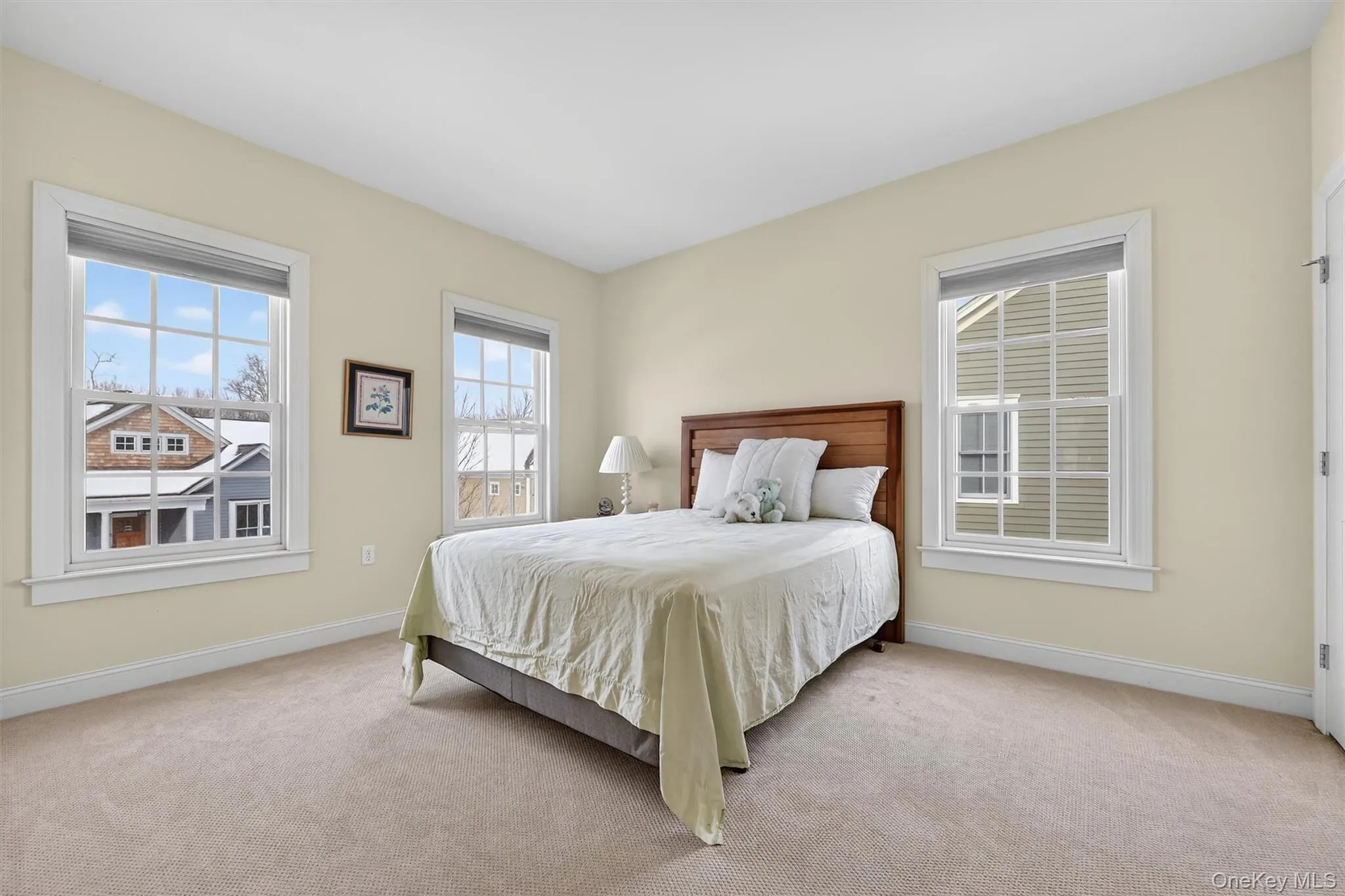 Bright second-floor bedroom ideal for family or visiting guests. Bright second-floor bedroom ideal for family or visiting guests.