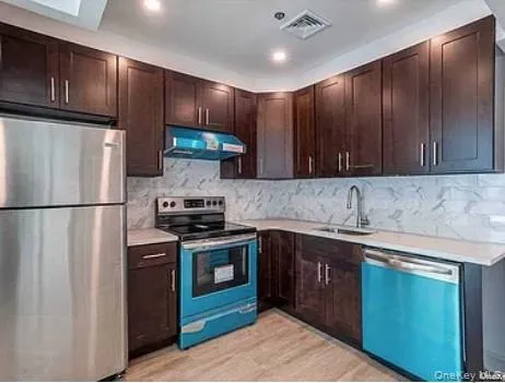 88-56 162nd Street, New York, NY, 2 Bedrooms Bedrooms, 4 Rooms Rooms,1 BathroomBathrooms,Residential Lease,For Rent,162nd,0,965032 88-56 162nd Street, New York, NY, 2 Bedrooms Bedrooms, 4 Rooms Rooms,1 BathroomBathrooms,Residential Lease,For Rent,162nd,0,965032