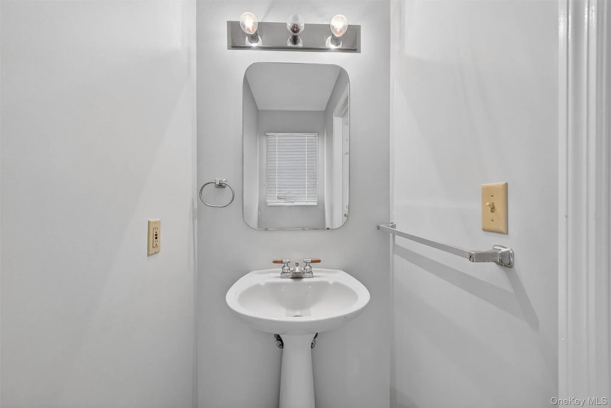 2003 Regent, Mount Kisco, NY, 2 Bedrooms Bedrooms, 5 Rooms Rooms,2 BathroomsBathrooms,Residential Lease,For Rent,Regent,0,965442 2003 Regent, Mount Kisco, NY, 2 Bedrooms Bedrooms, 5 Rooms Rooms,2 BathroomsBathrooms,Residential Lease,For Rent,Regent,0,965442